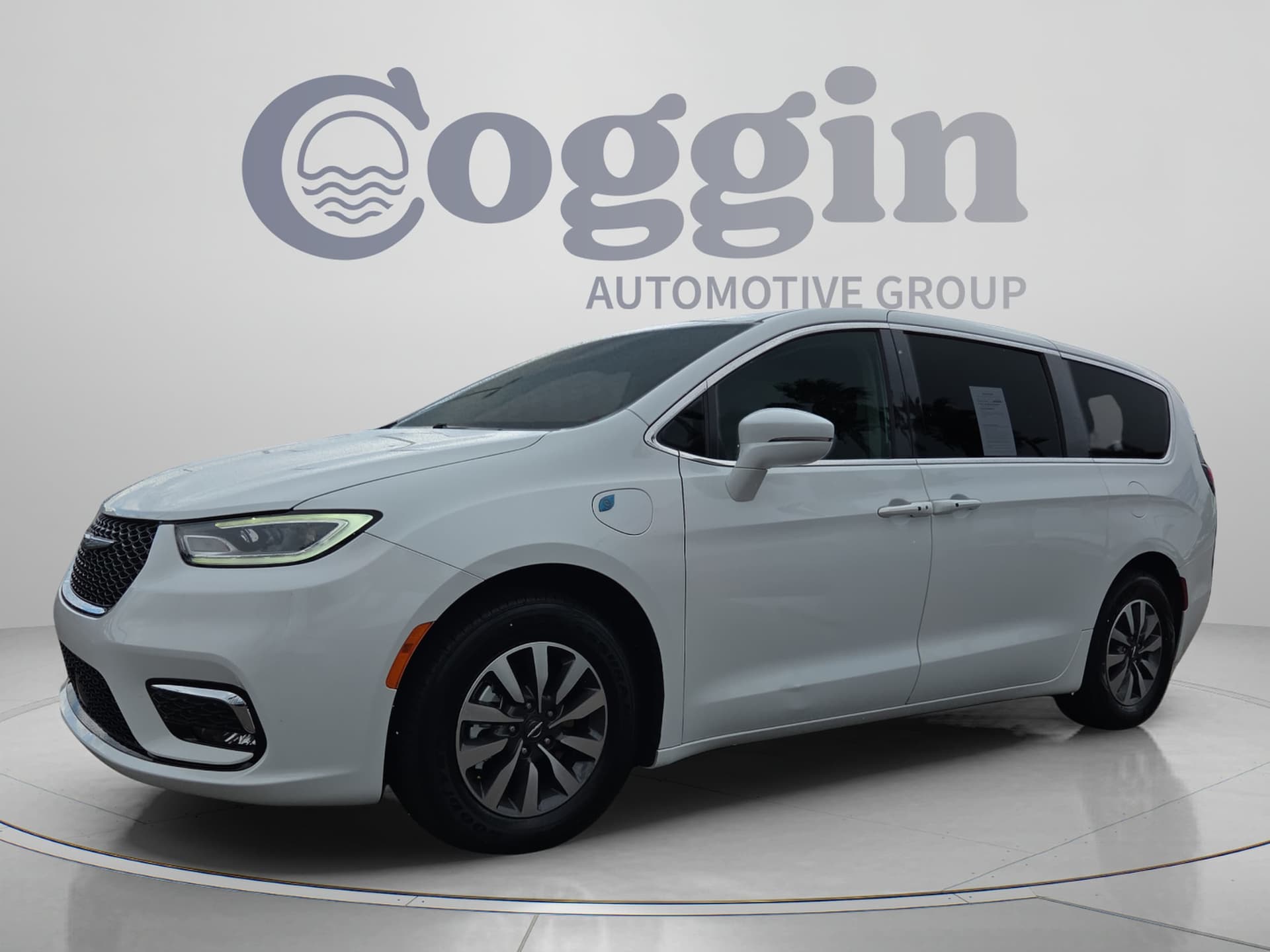 2022 Chrysler Pacifica Hybrid Touring L — photo 1 of 35