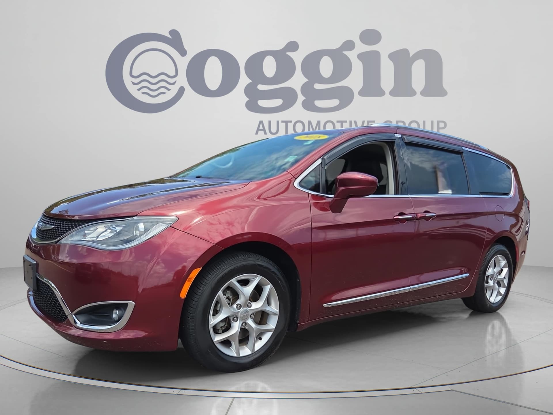 2018 Chrysler Pacifica Touring L — photo 1 of 34