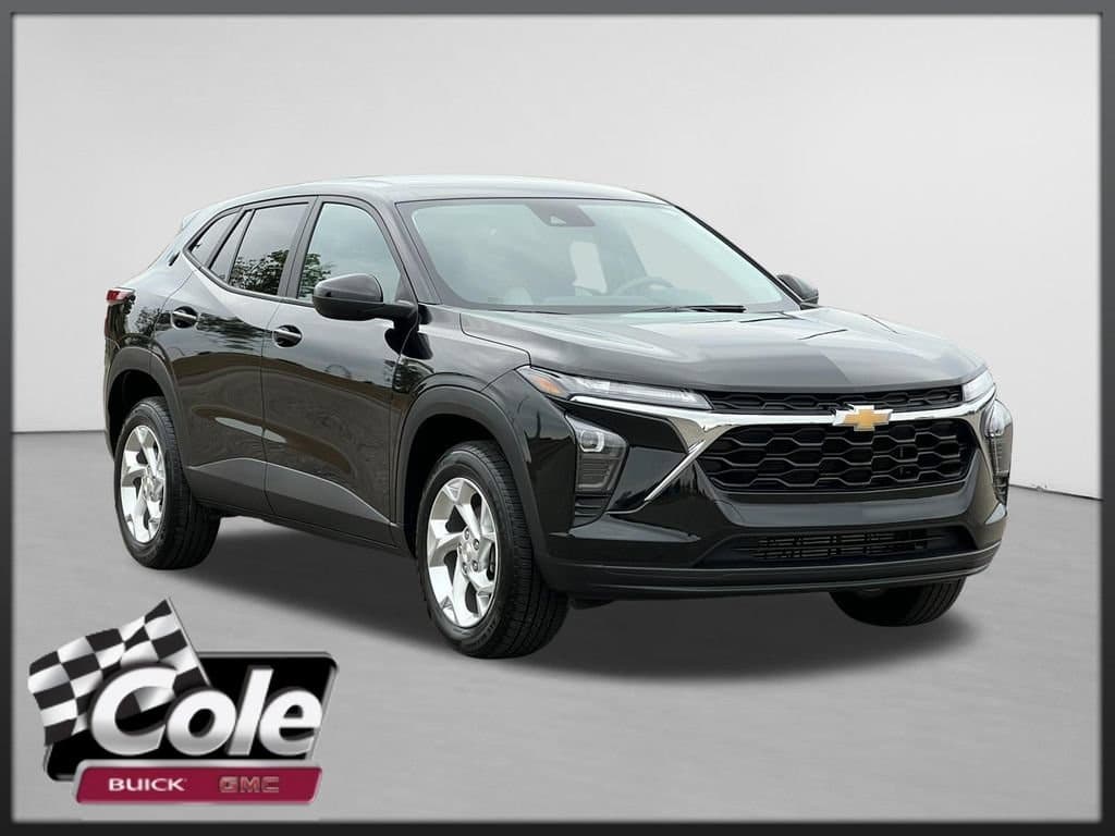 2024 Chevrolet Trax LS — photo 1 of 38