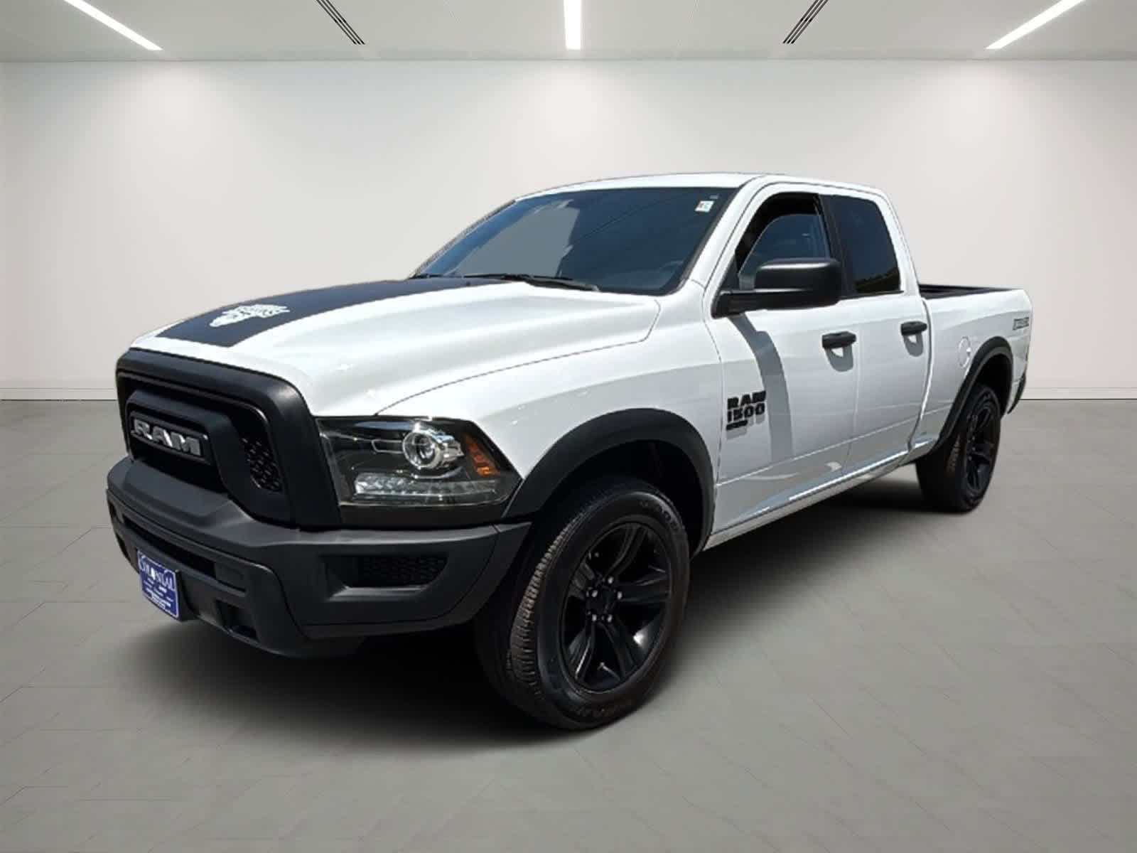 Foto de 2022 RAM 1500 Classic Warlock 4x4 Quad Cab 64 Box