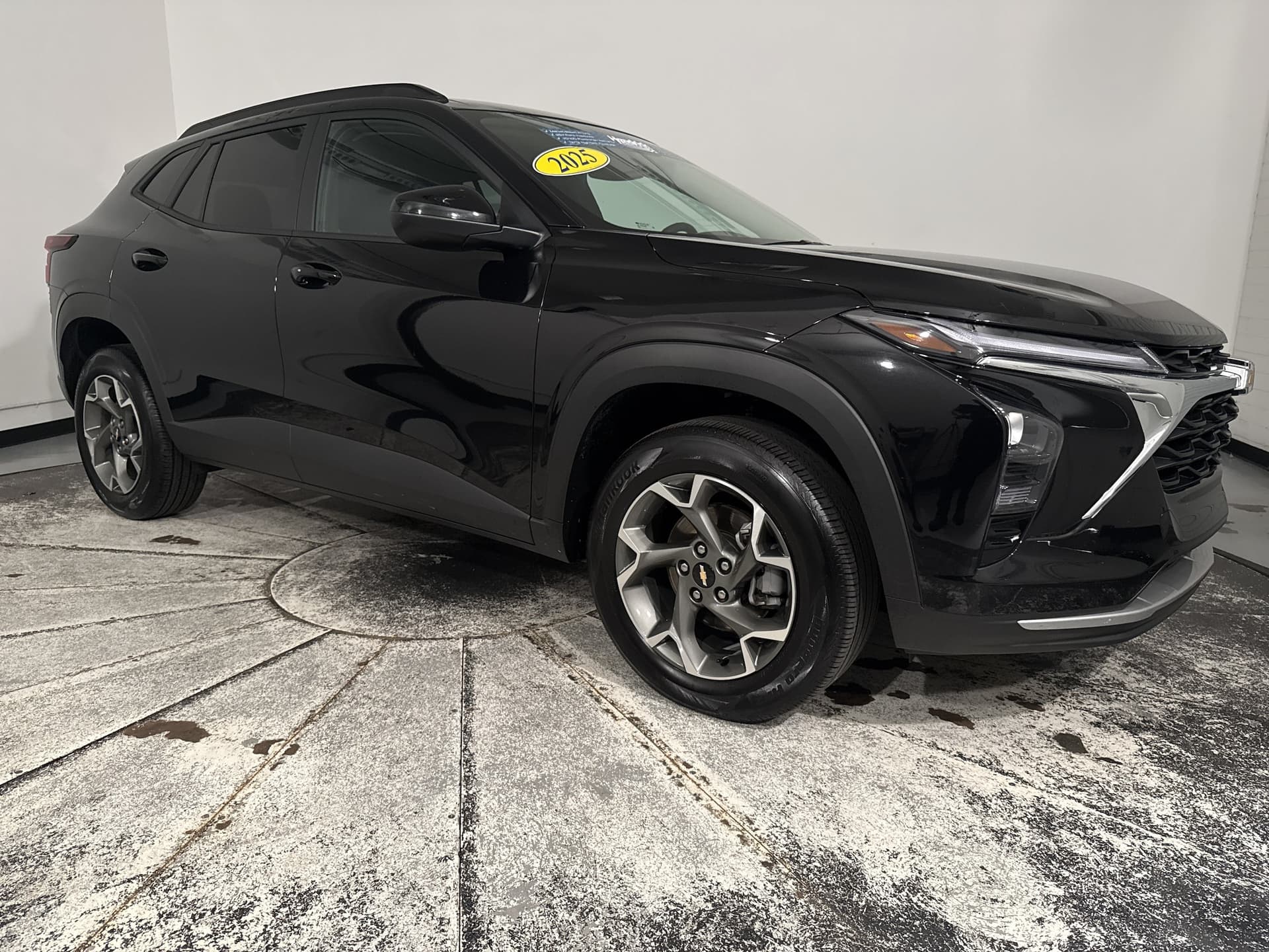 2025 Chevrolet Trax LT — photo 1 of 10