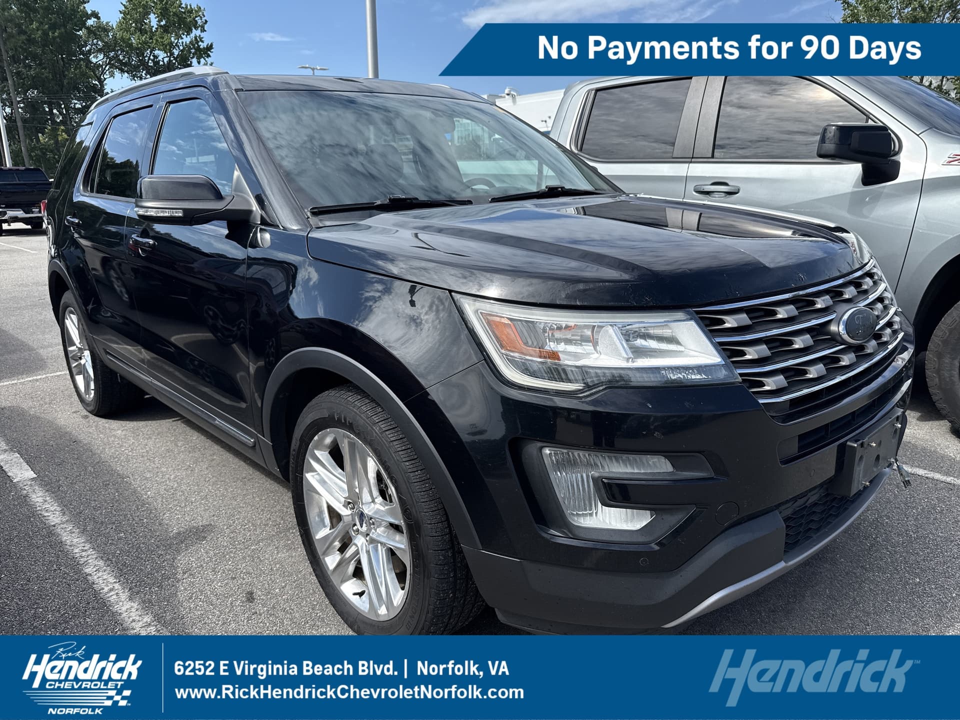 2017 Ford Explorer XLT — photo 1 of 3