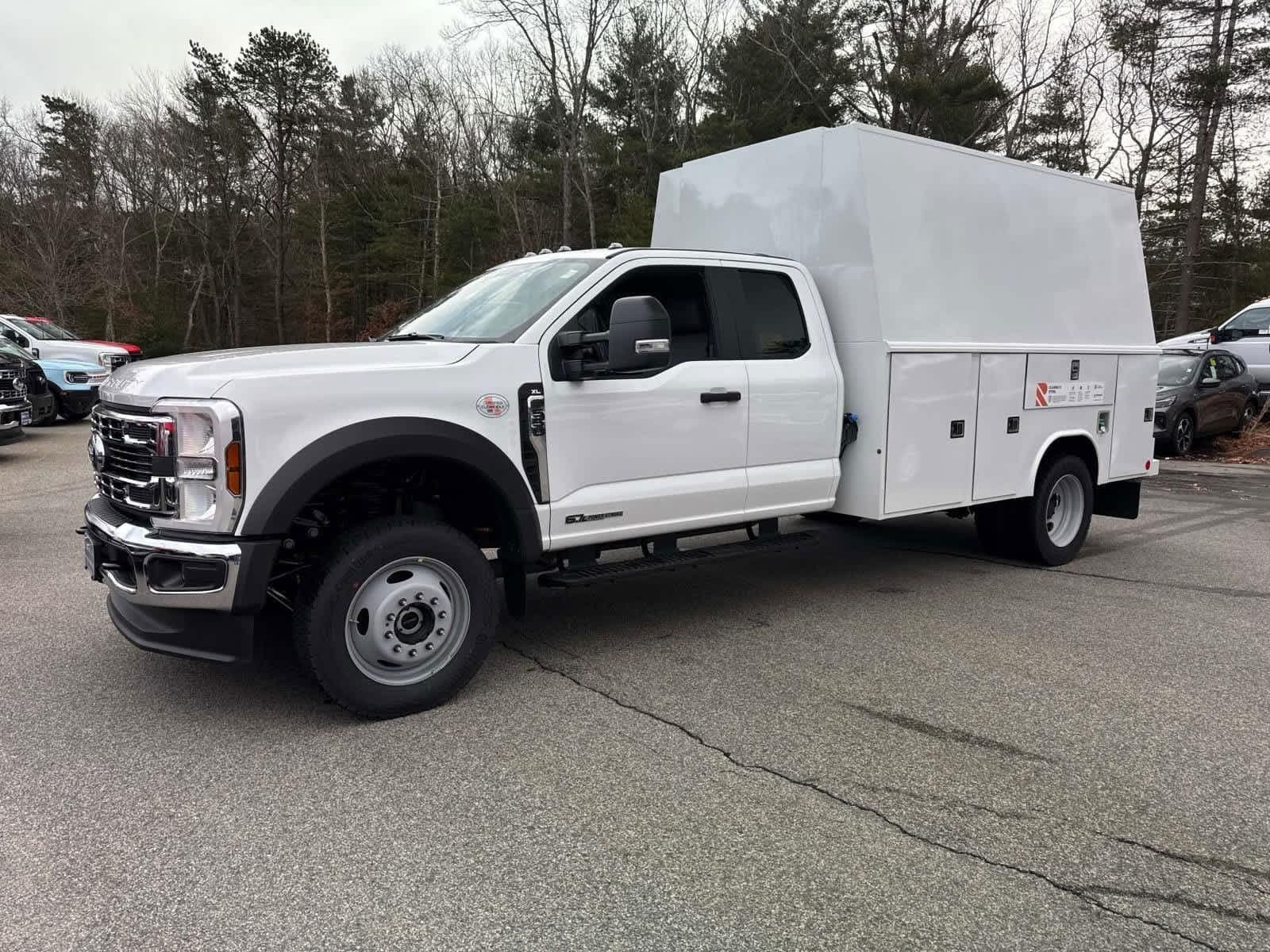 Foto de 2025 Ford F-550 ENCLOSED UTILITY 