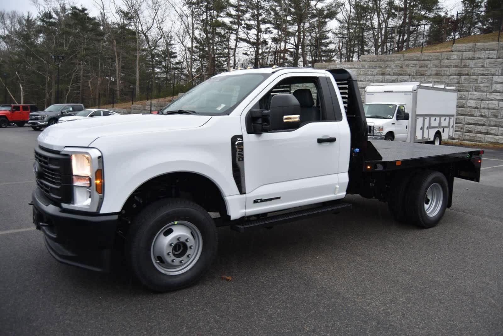 Foto de 2024 Ford F-350 FLAT BED 