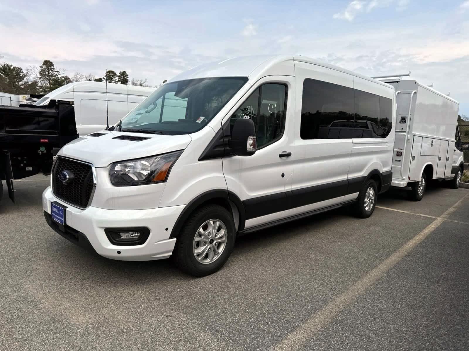 Foto de 2024 Ford Transit-350 Passenger XLT