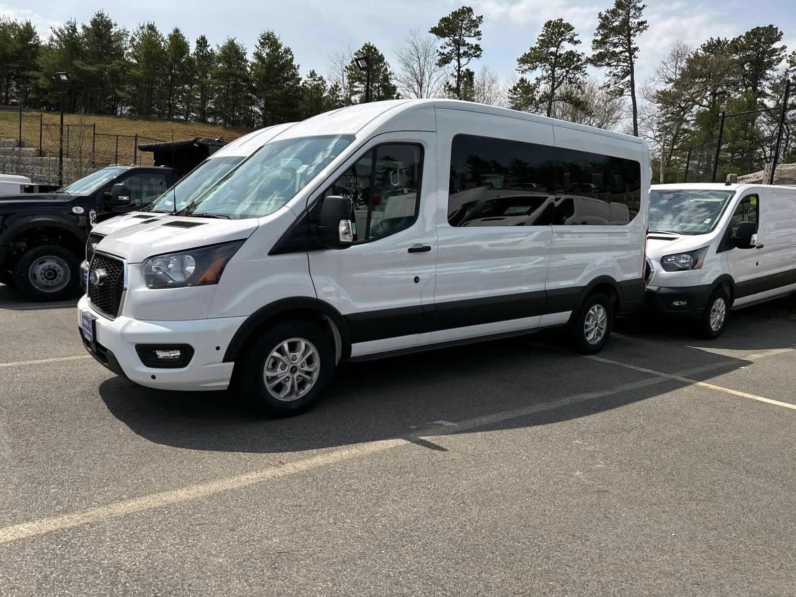 Foto de 2024 Ford Transit-350 Passenger XLT