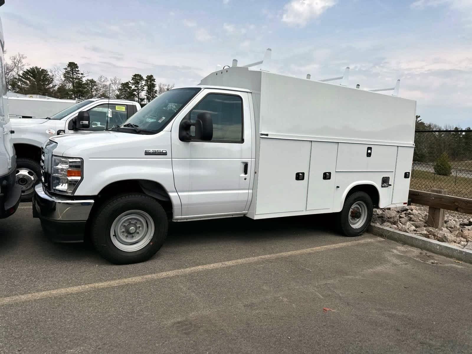 Foto de 2025 Ford E-350 KUV BODY Super Duty