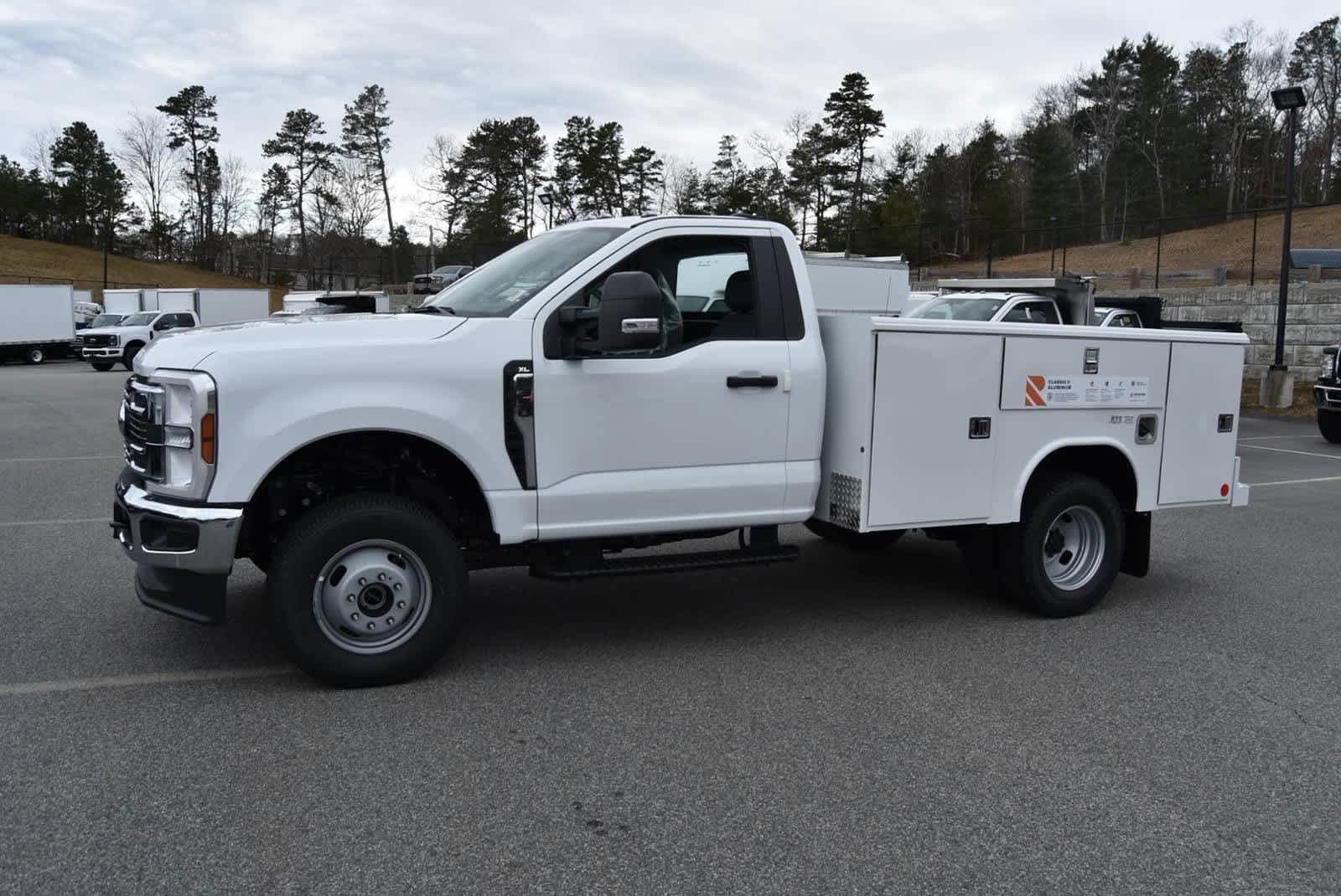 Foto de 2024 Ford F-350 UTILITY BODY Super Duty