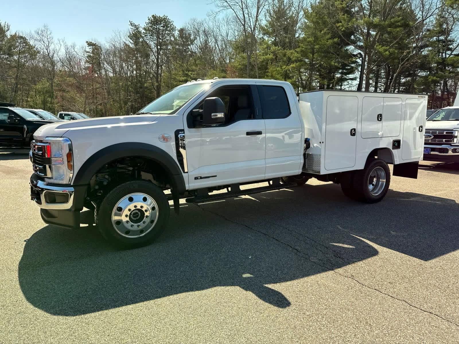 Foto de 2024 Ford F-550 UTILITY BODY Super Duty