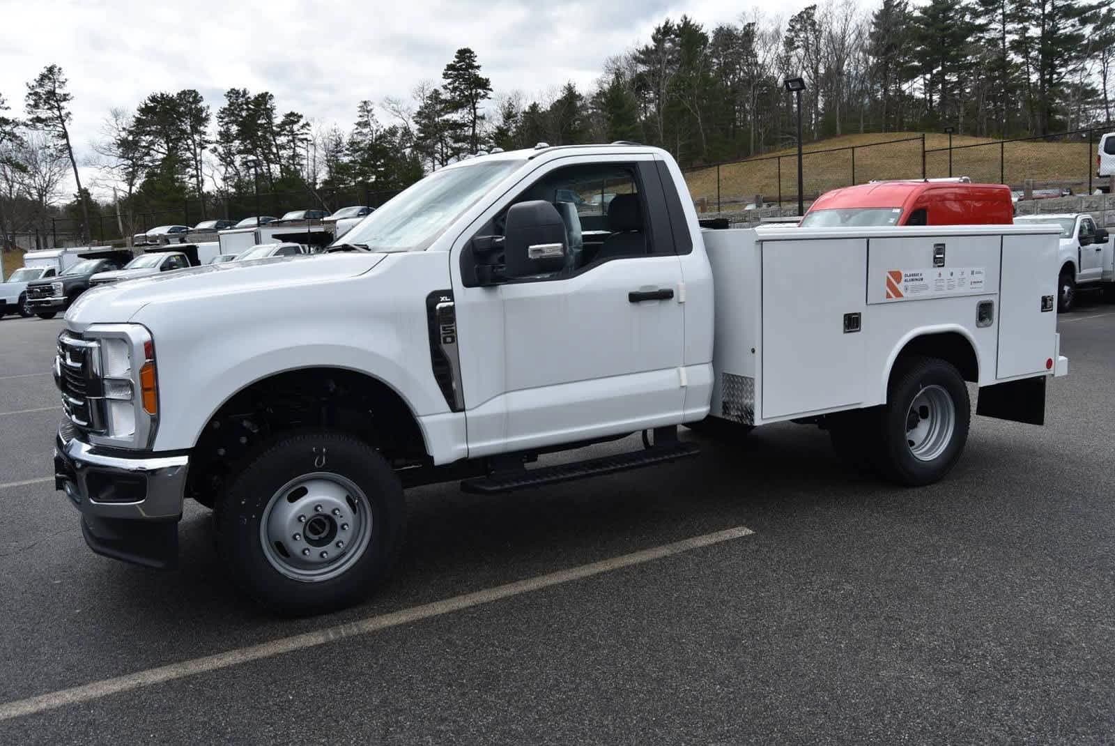 Foto de 2023 Ford F-350 UTILITY BODY Super Duty