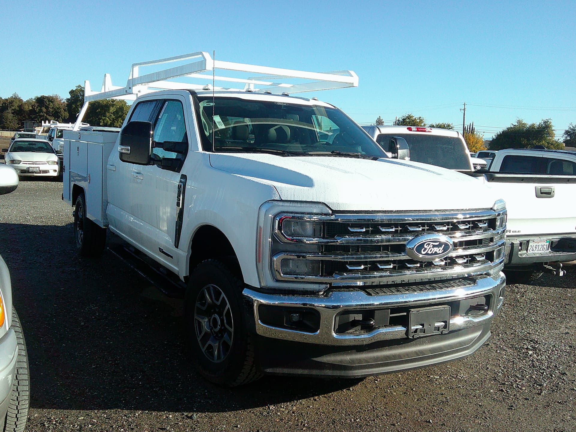 2027 Ford Super Duty F-350 SRW LARIAT — photo 1 of 17