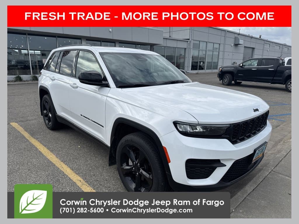 2024 Jeep Grand Cherokee Laredo — photo 1 of 17