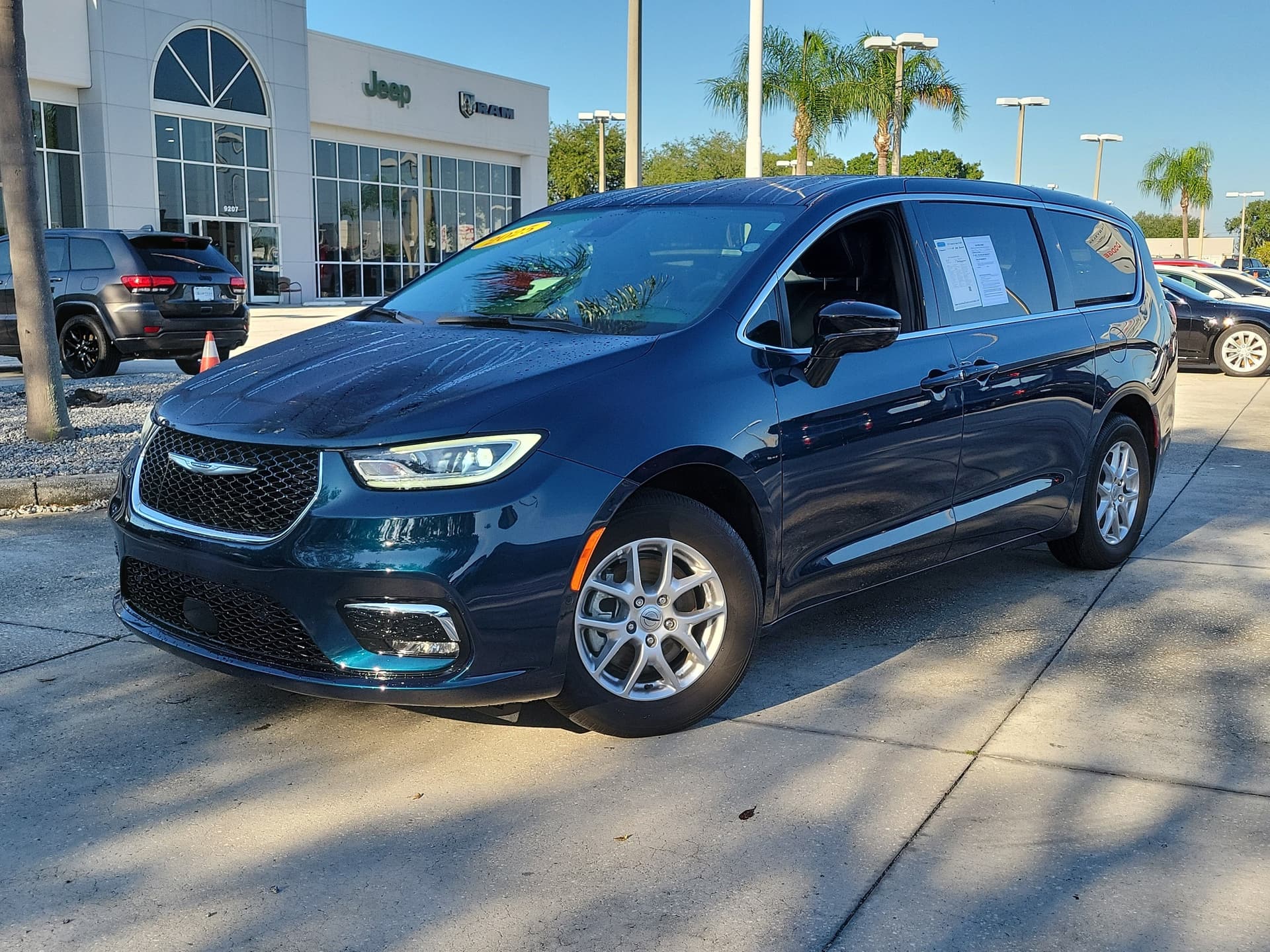 2025 Chrysler Pacifica Select — photo 1 of 32
