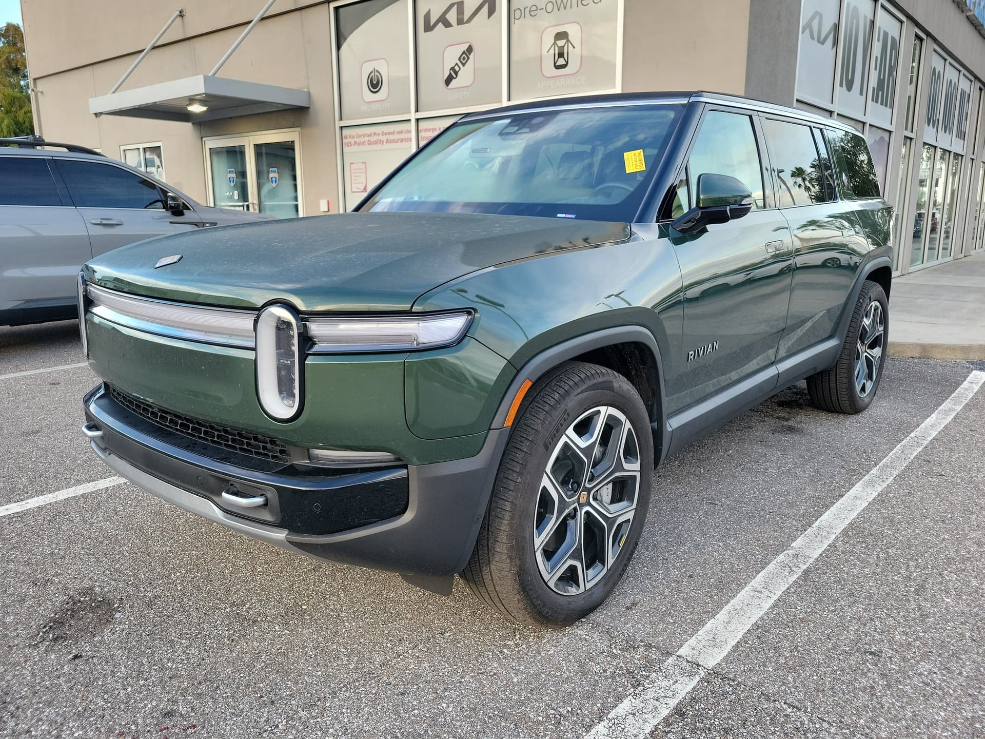 2025 Rivian R1S Base — photo 1 of 32