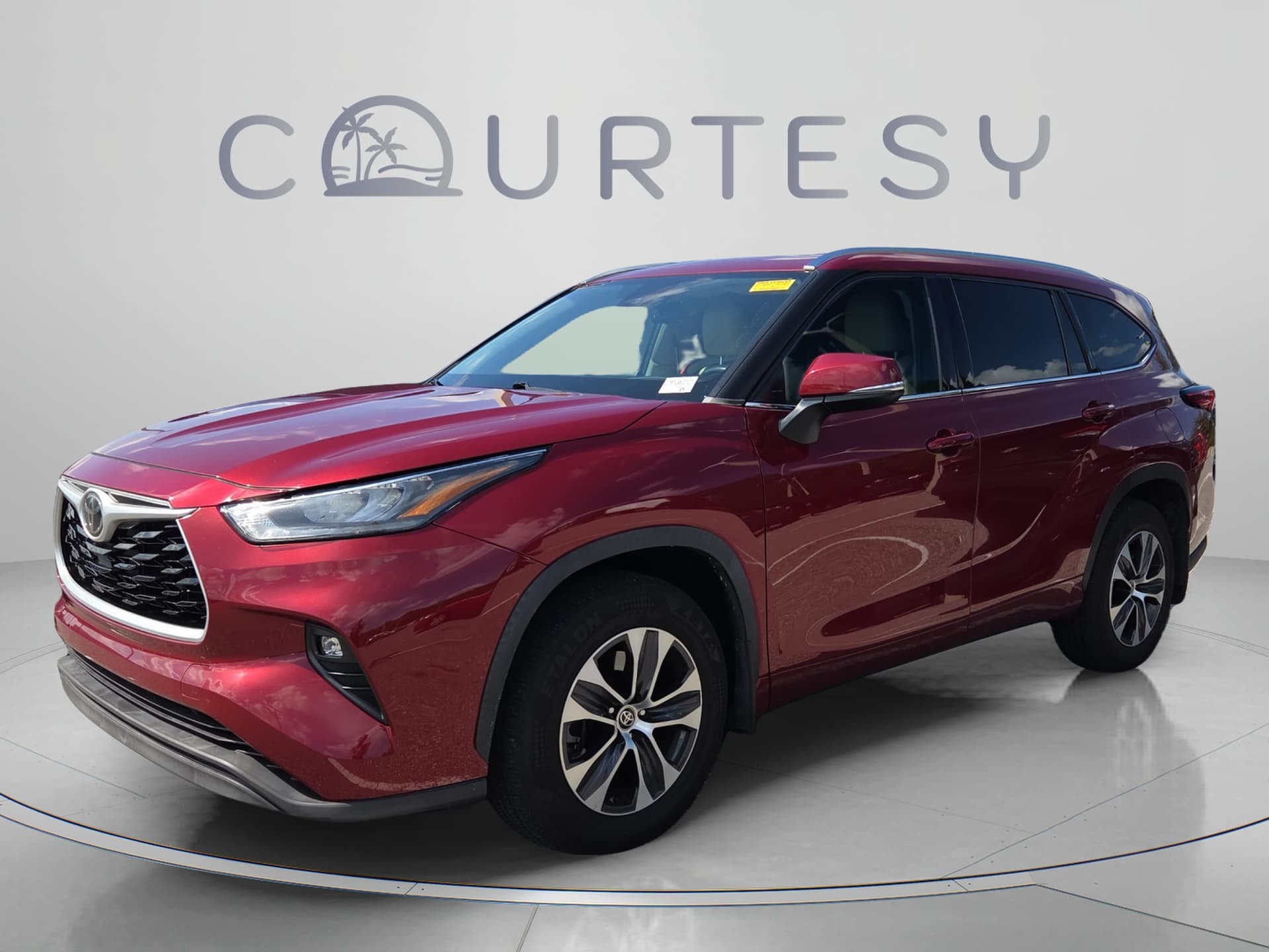 2020 Toyota Highlander XLE — photo 1 of 12