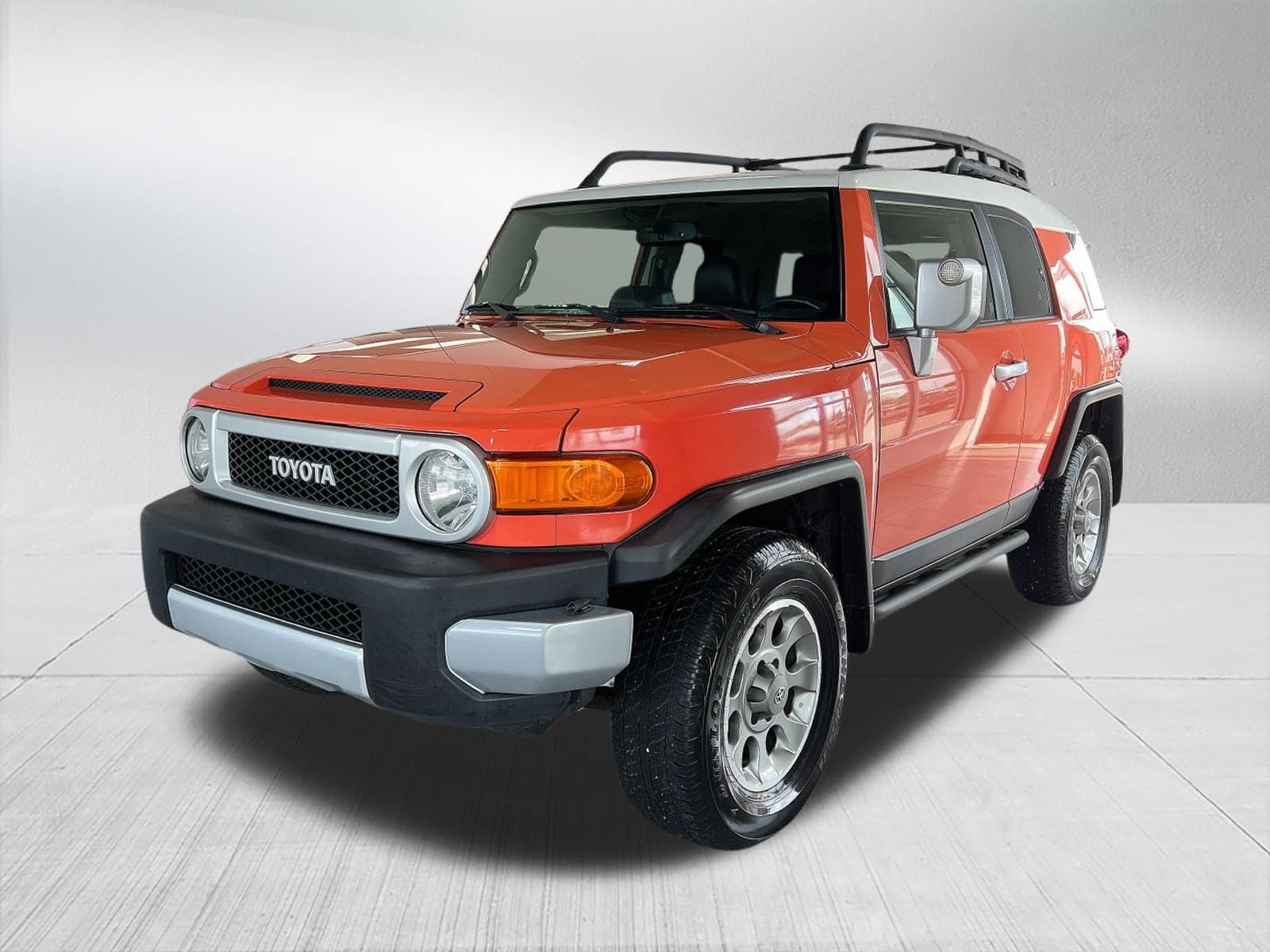 2013 Toyota FJ Cruiser Base — photo 1 of 28