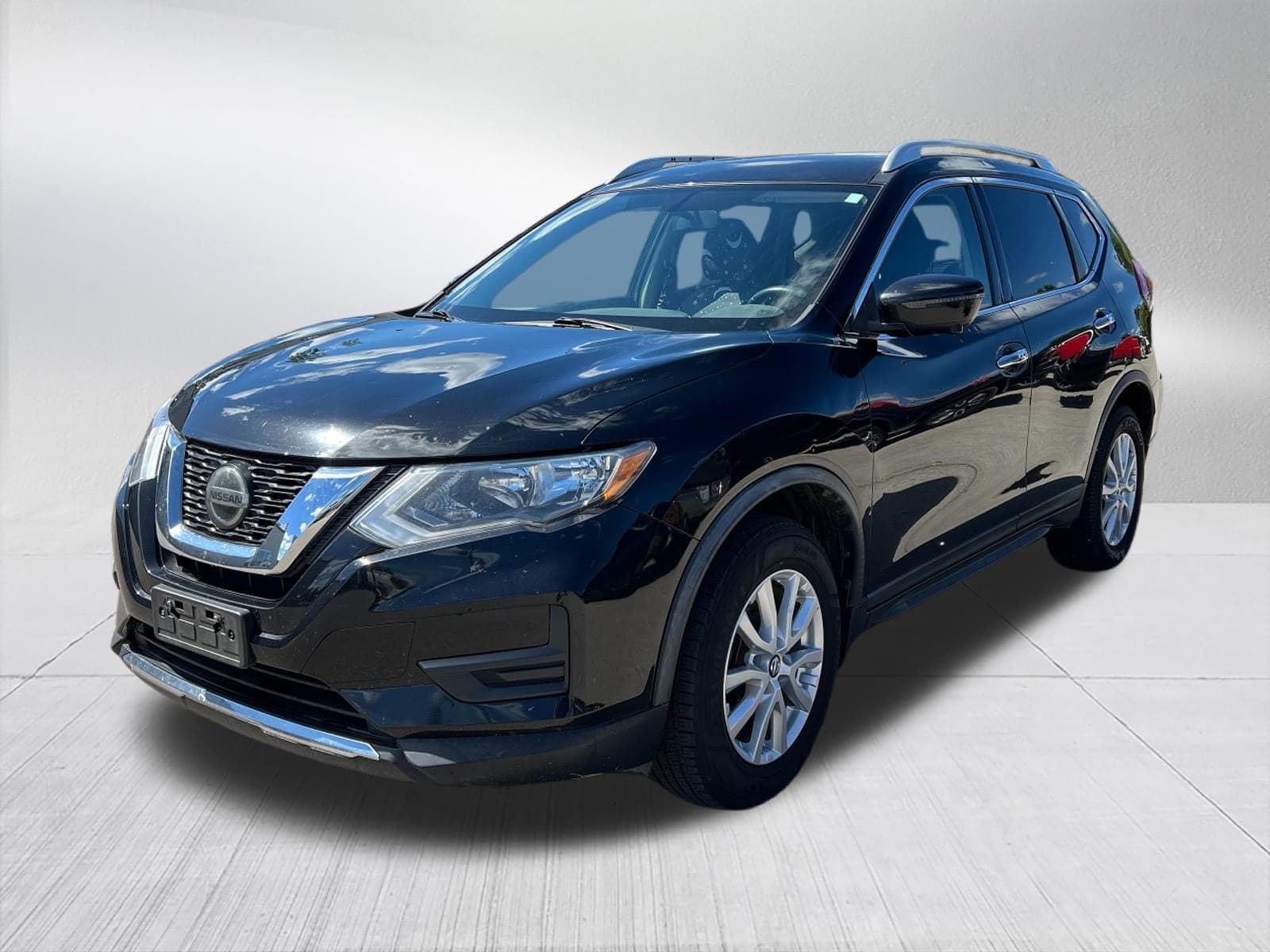 2018 Nissan Rogue SV — photo 1 of 10