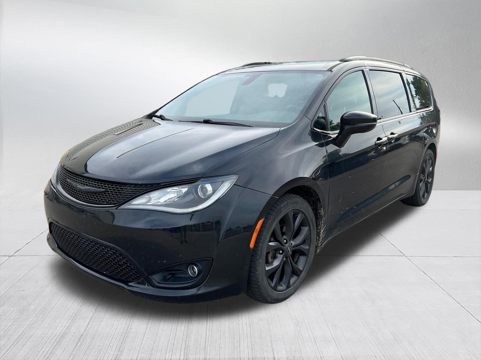 2019 Chrysler Pacifica Limited — photo 1 of 11