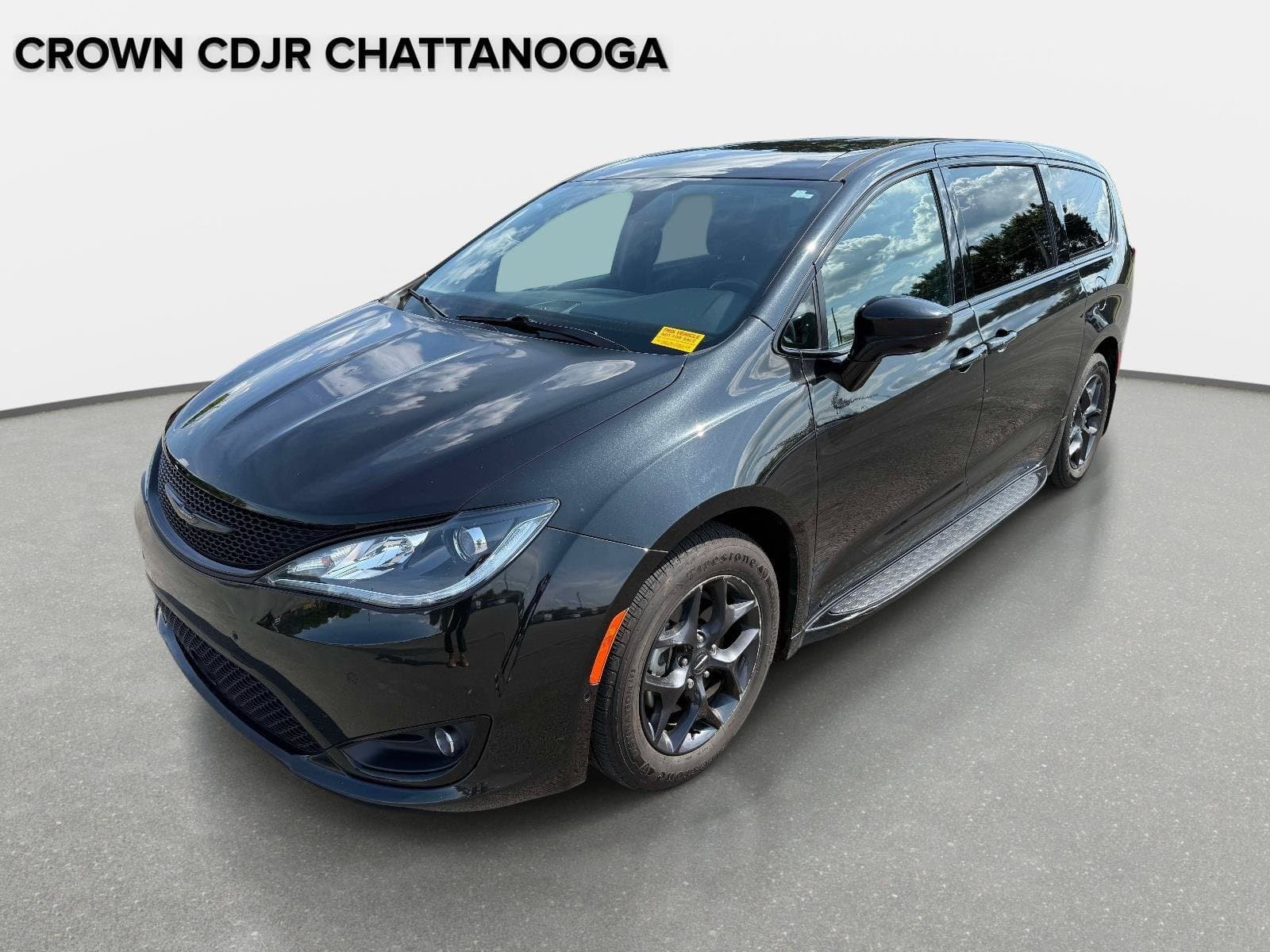 2020 Chrysler Pacifica Touring — photo 1 of 11