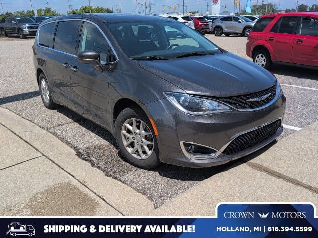 2020 Chrysler Pacifica Touring — photo 1 of 14