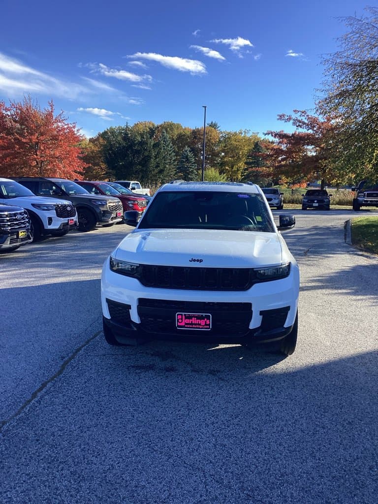2023 Jeep Grand Cherokee Base — photo 1 of 7