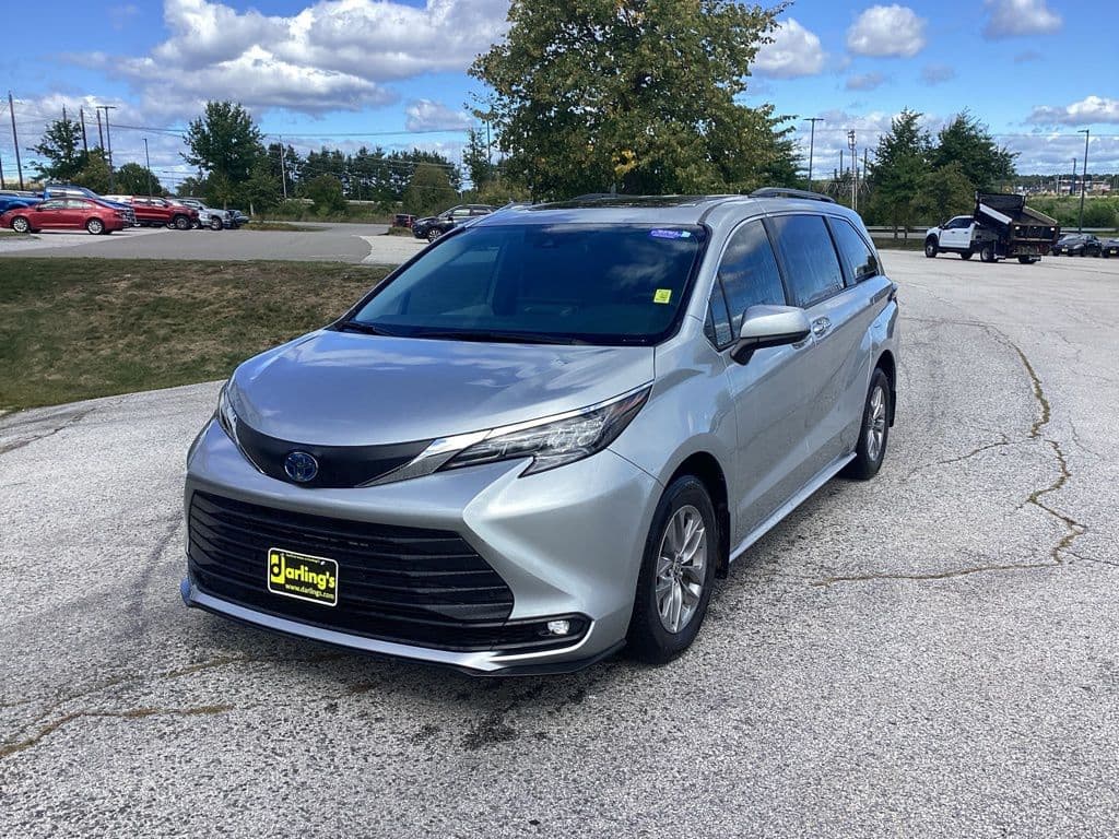 2025 Toyota Sienna XLE — photo 1 of 5