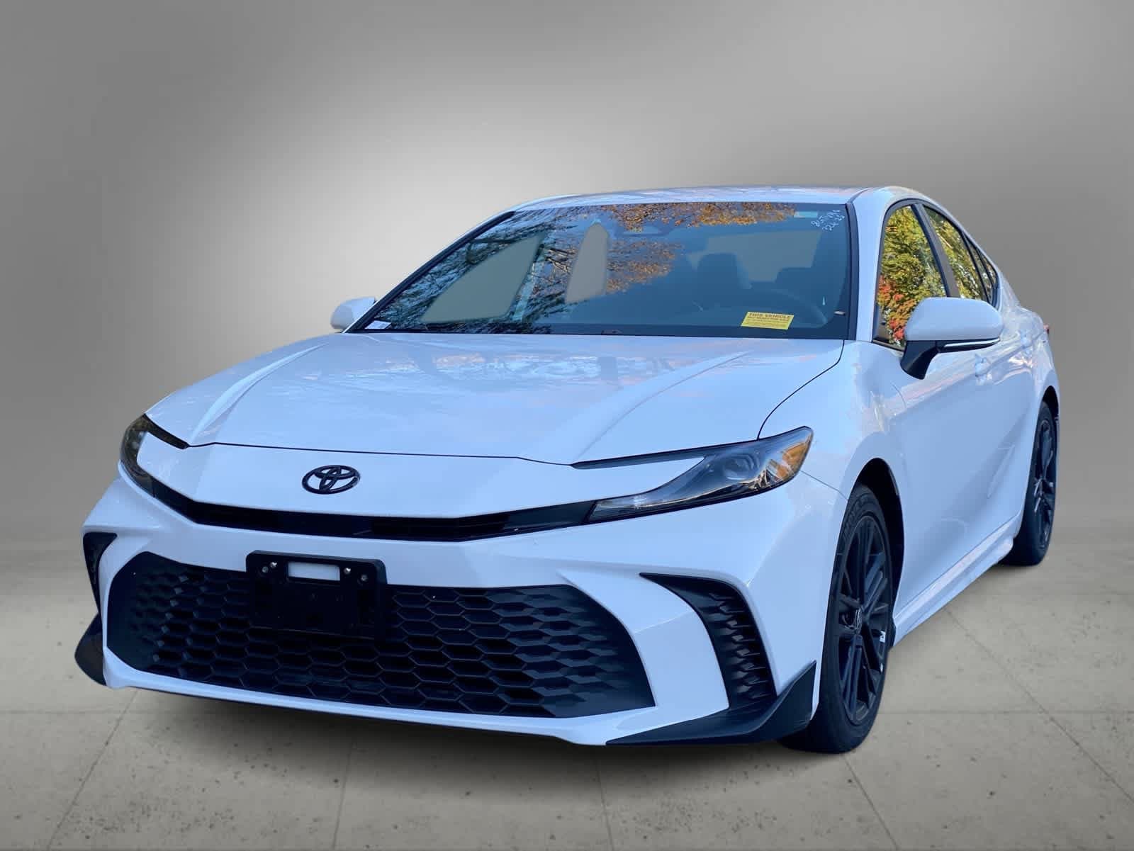 2025 Toyota Camry SE — photo 1 of 34