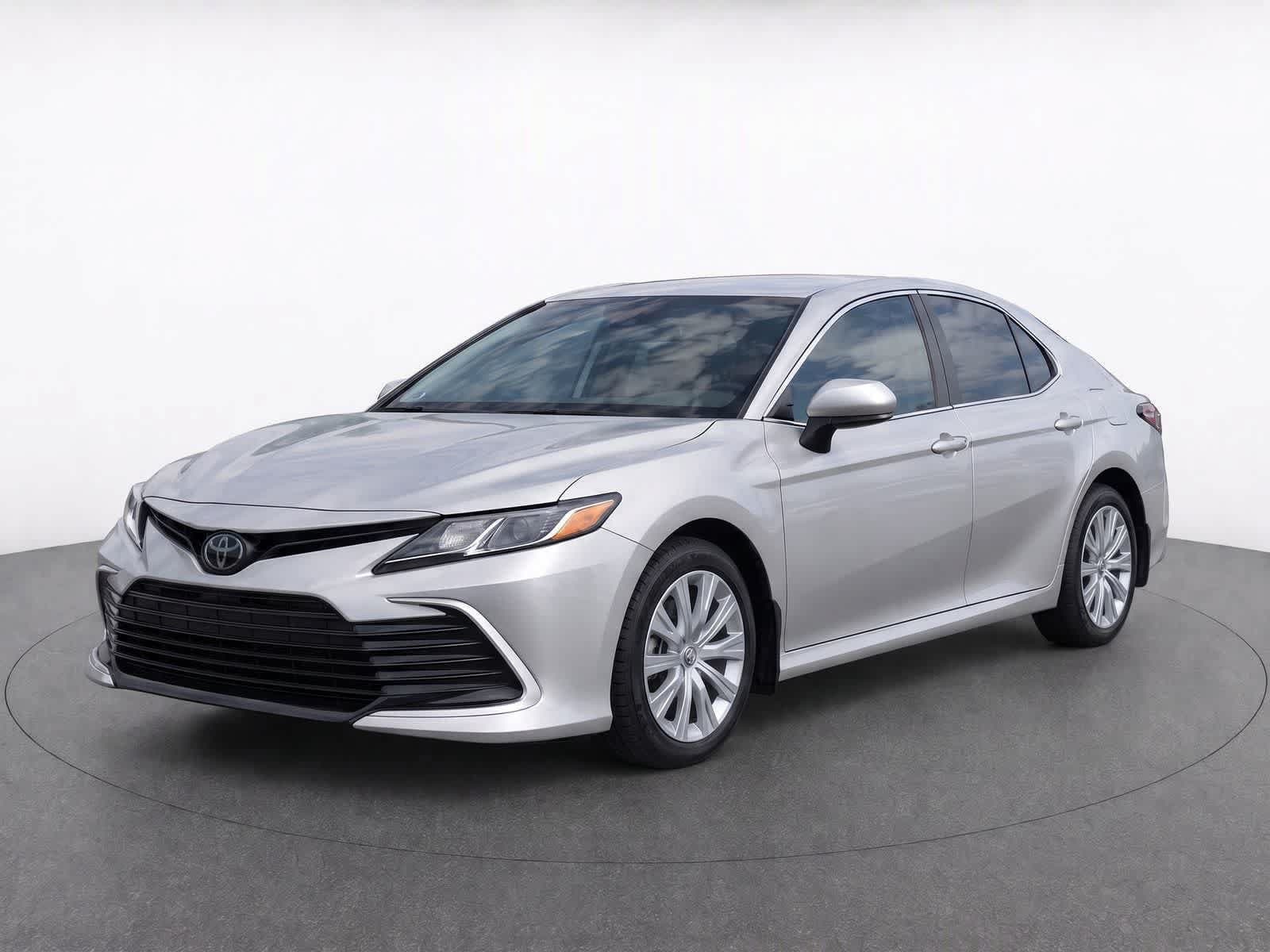 2022 Toyota Camry Hybrid LE — photo 1 of 16