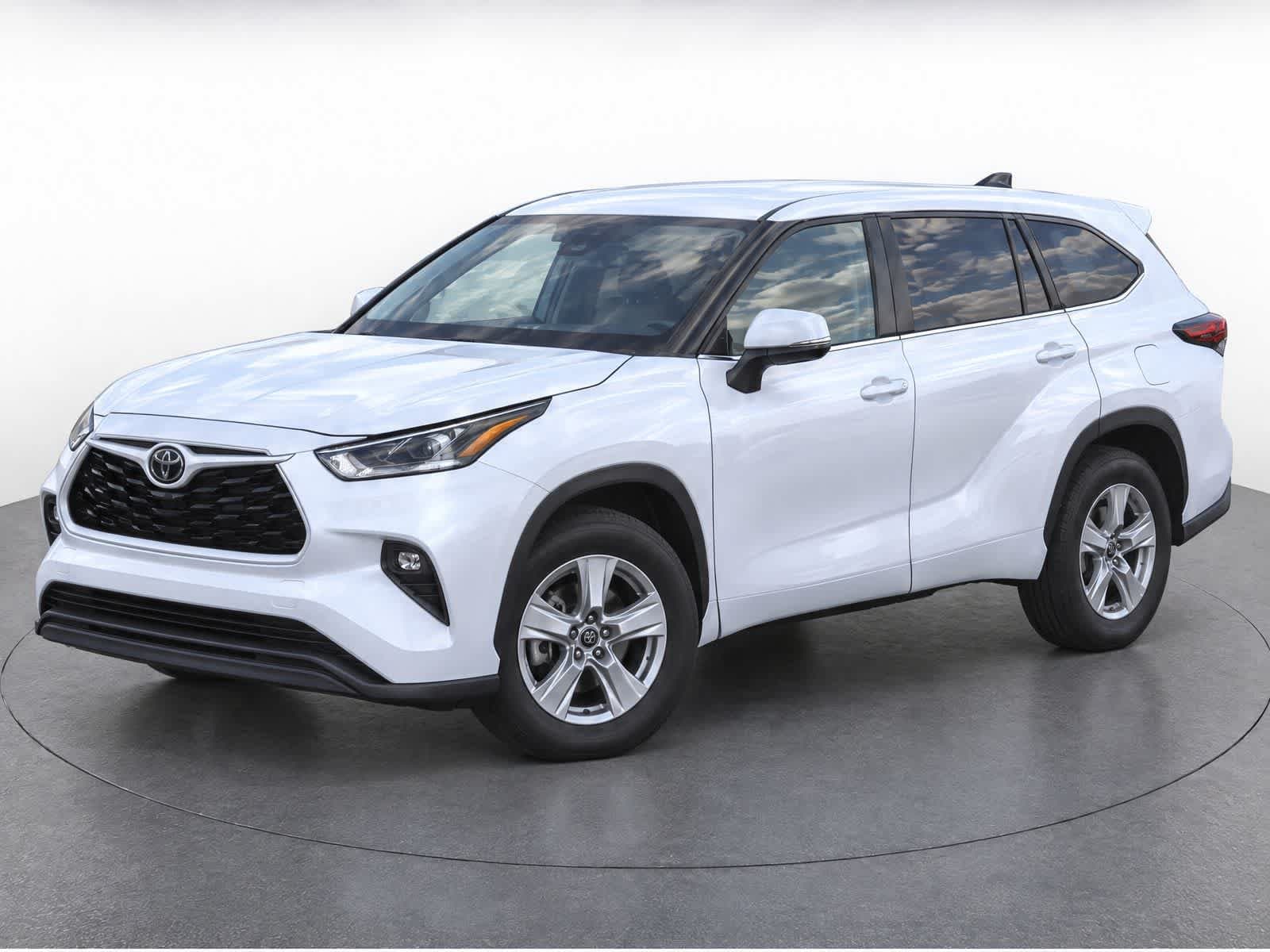 2024 Toyota Highlander LE — photo 1 of 14