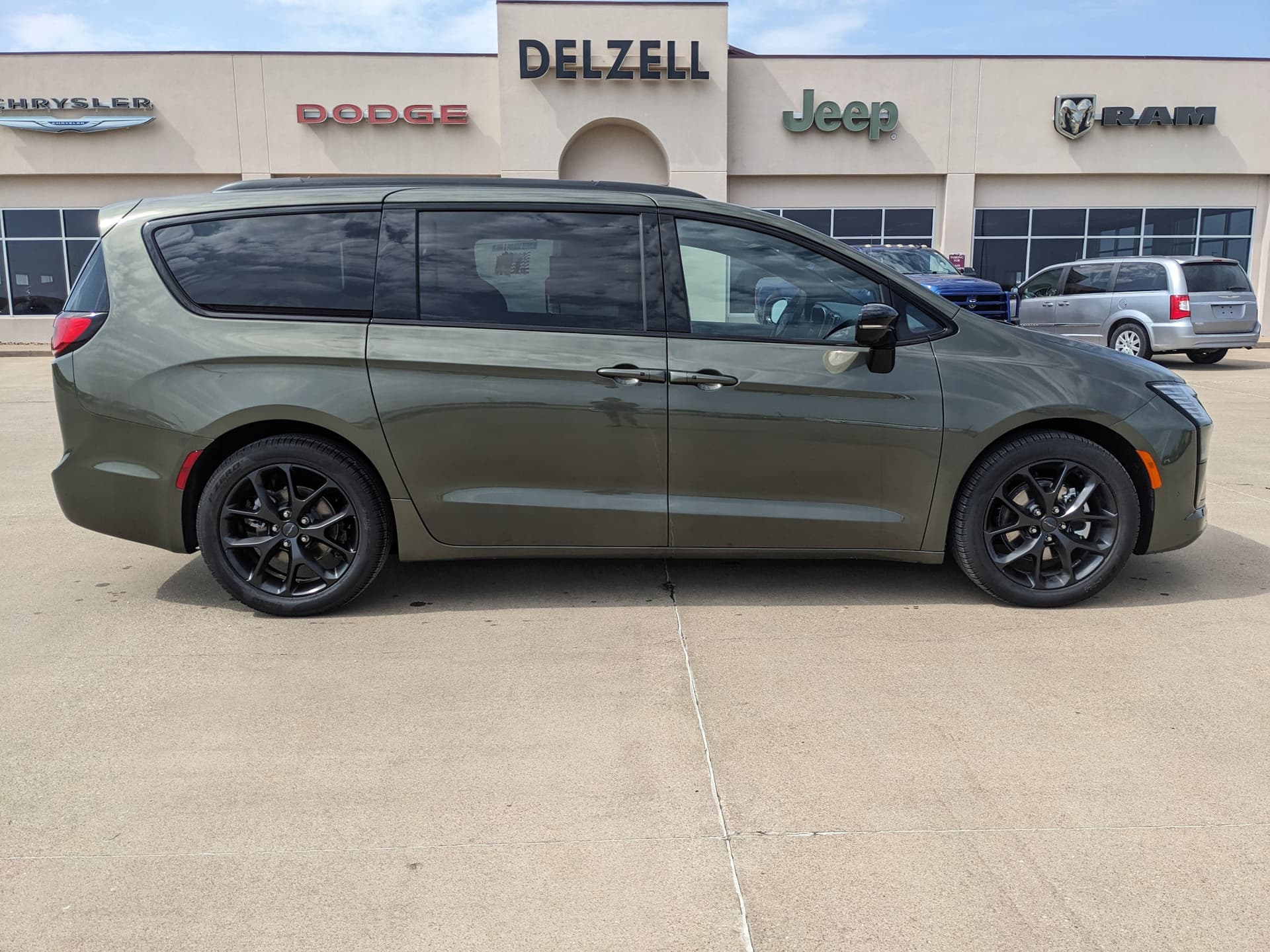 2027 Chrysler Pacifica Limited — photo 1 of 58