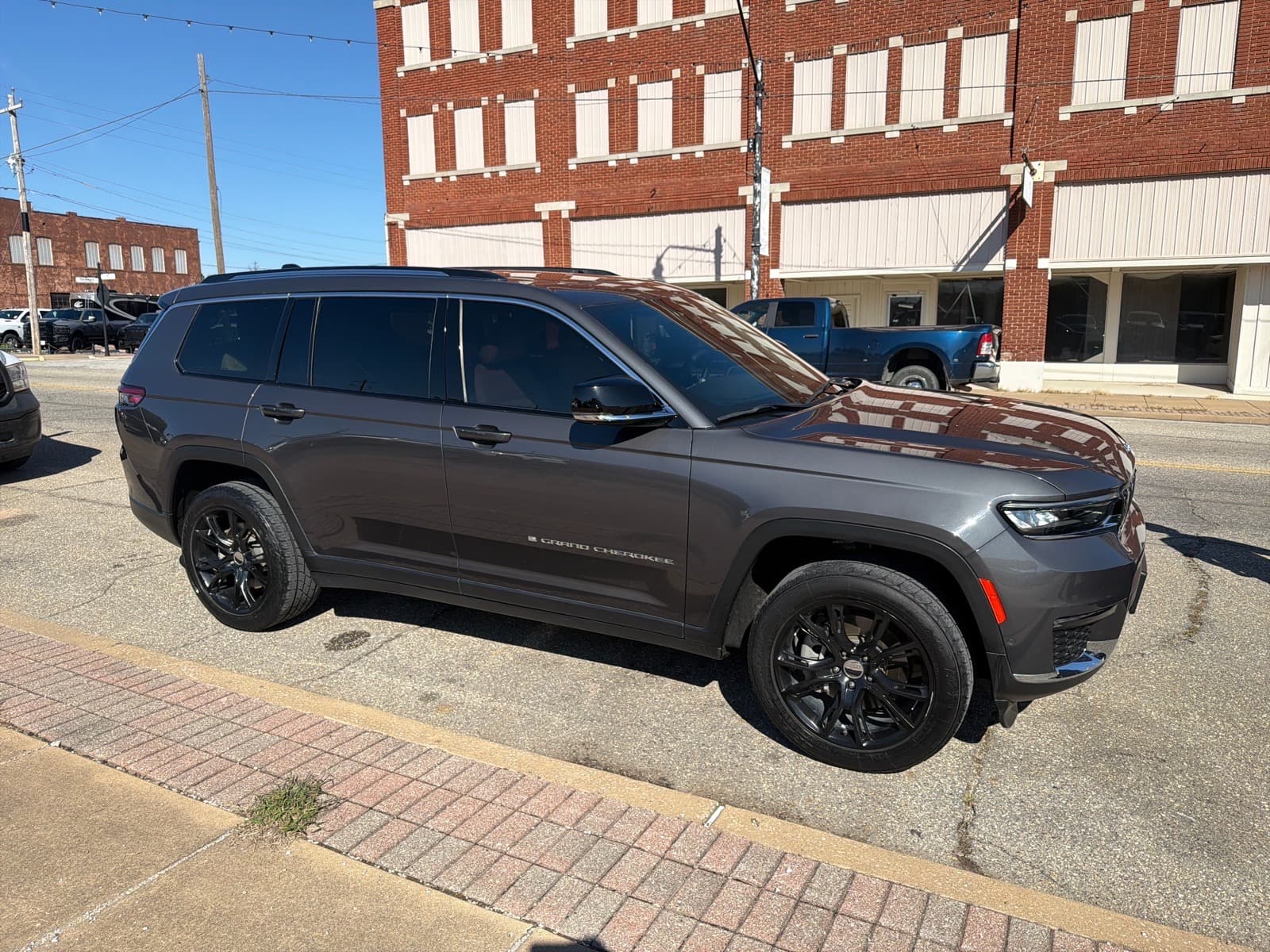 2023 Jeep Grand Cherokee L Limited — photo 1 of 10