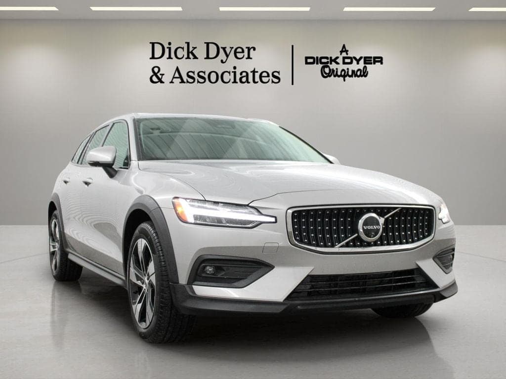 2025 Volvo V60 Cross Country Base — photo 1 of 46