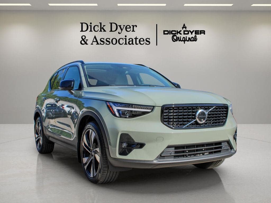 2025 Volvo XC40 Ultra Dark Theme — photo 1 of 50