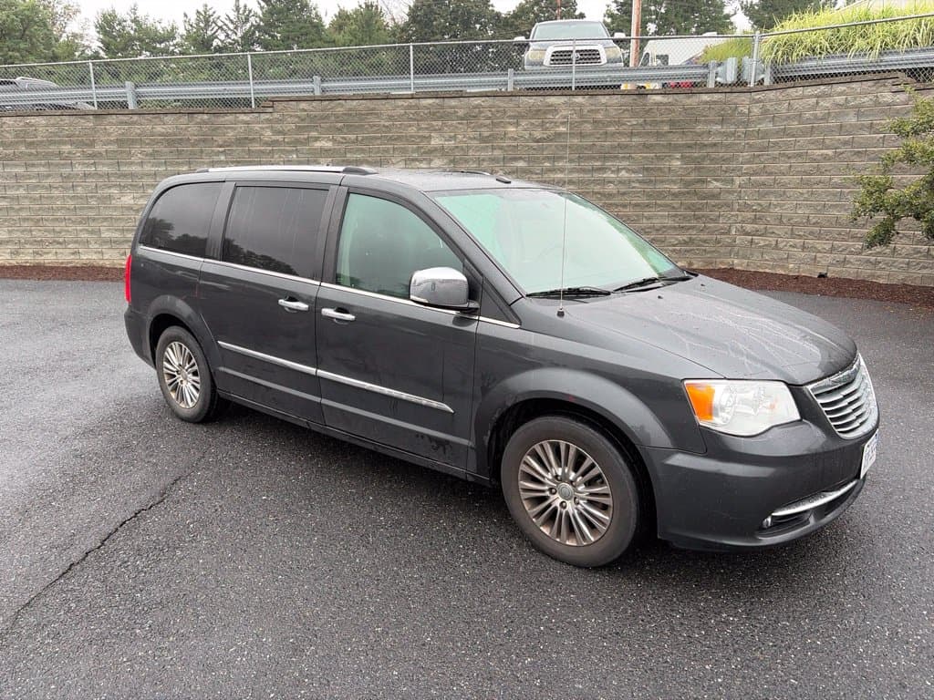 2011 Chrysler Town & Country Limited — photo 1 of 12