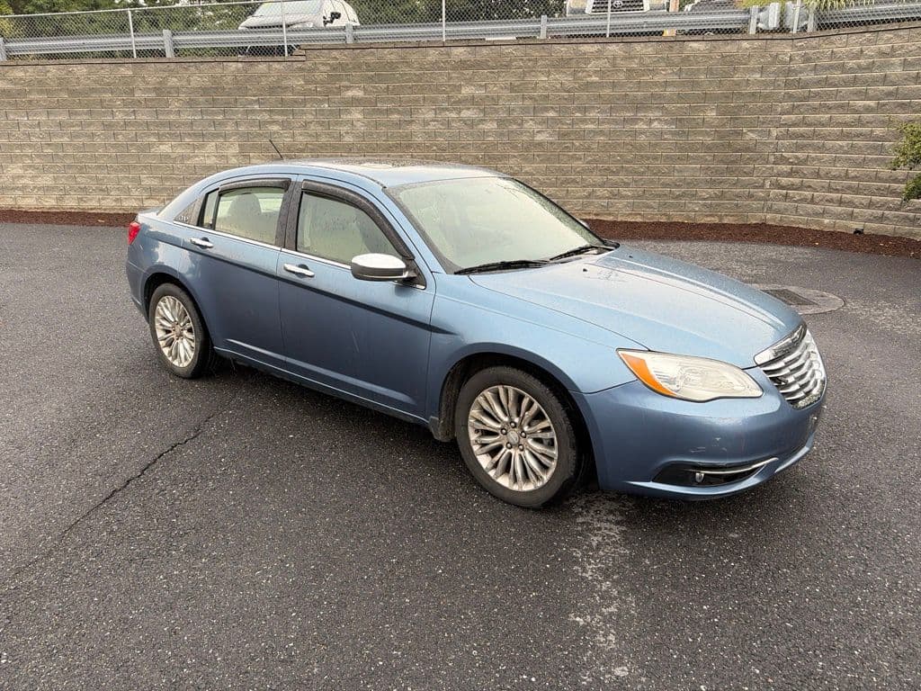 2011 Chrysler 200 Limited — photo 1 of 13