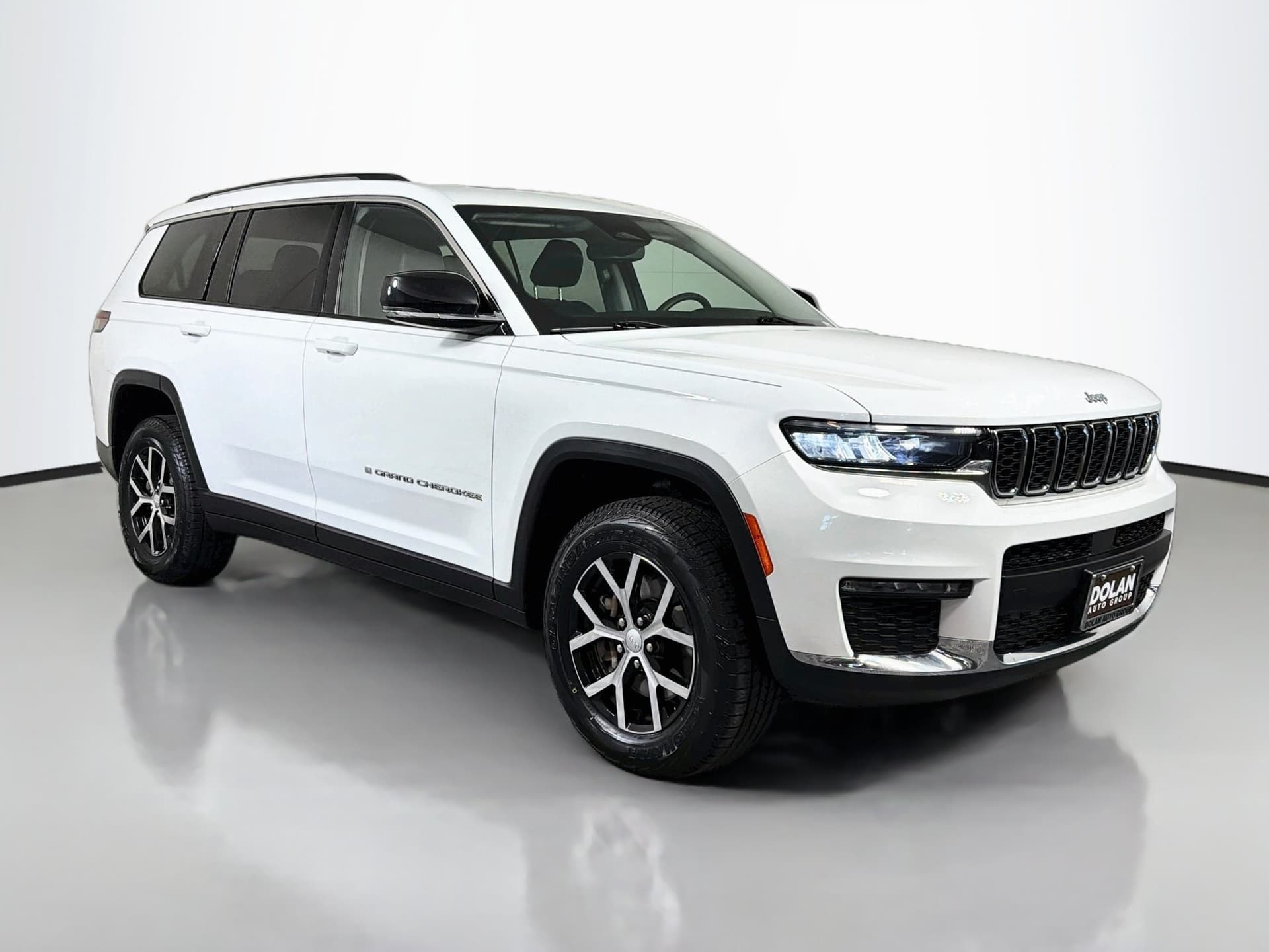 2023 Jeep Grand Cherokee Limited — photo 1 of 39