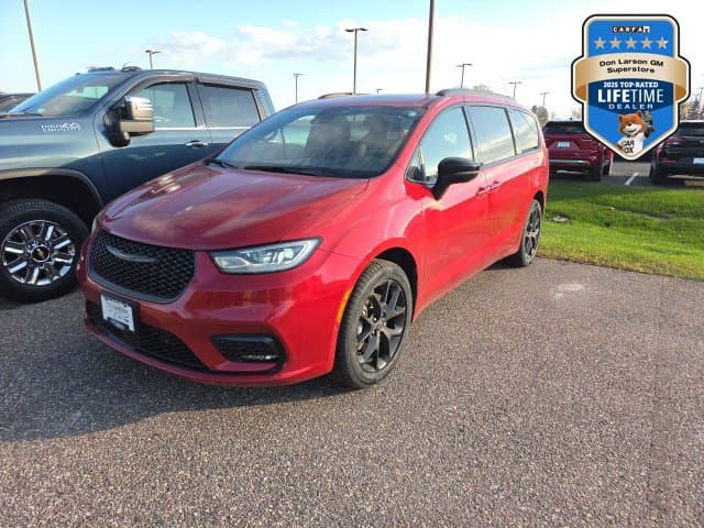 2025 Chrysler Pacifica Limited — photo 1 of 8
