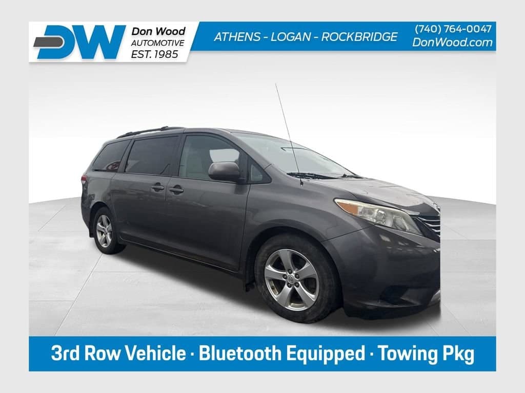 2013 Toyota Sienna Base — photo 1 of 15