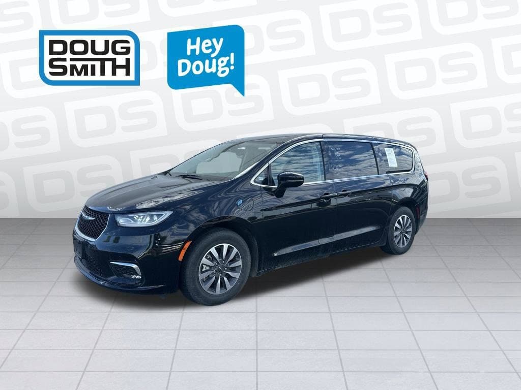 2024 Chrysler Pacifica Hybrid Select — photo 1 of 15