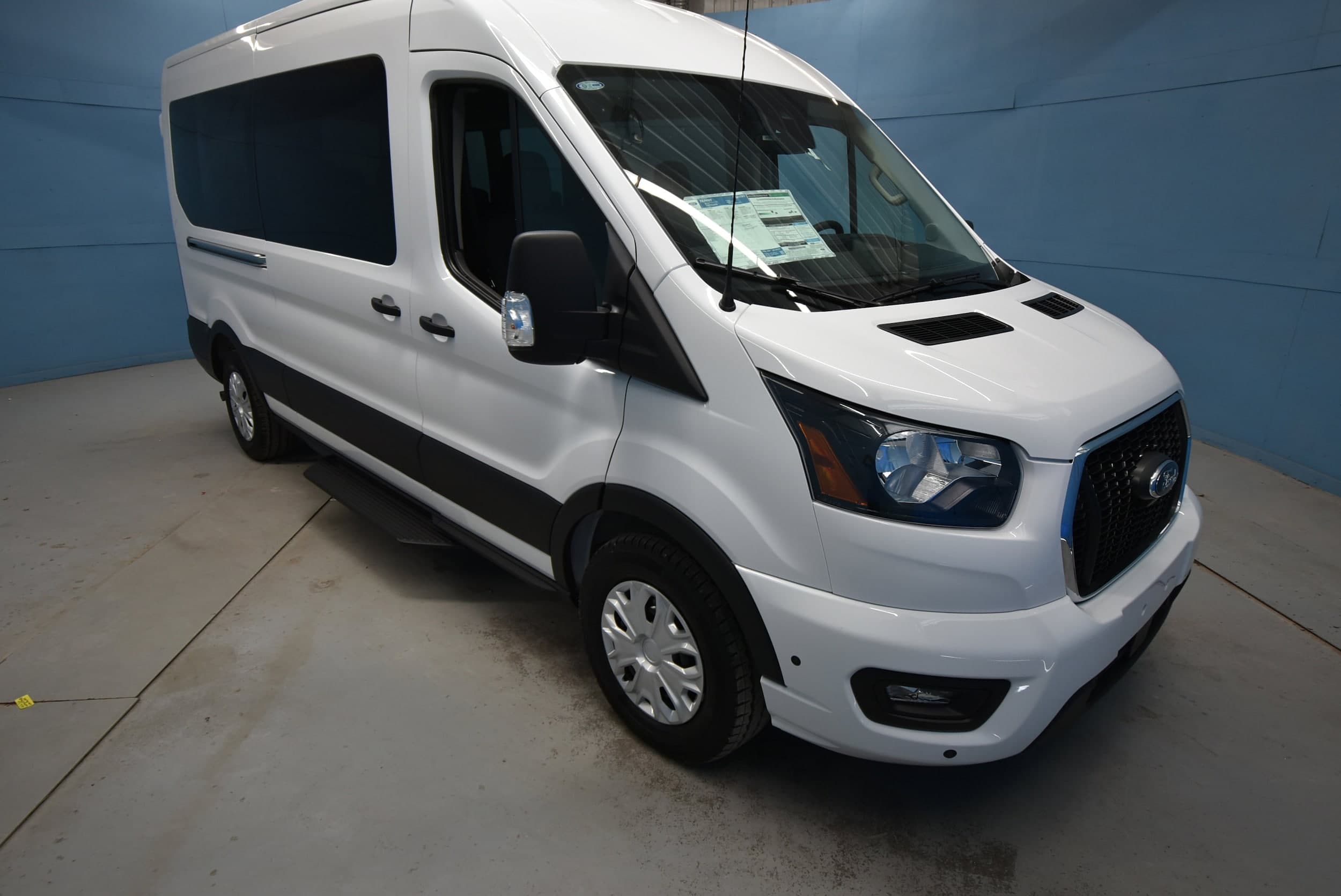 Foto de 2025 Ford Transit-350 Passenger XLT