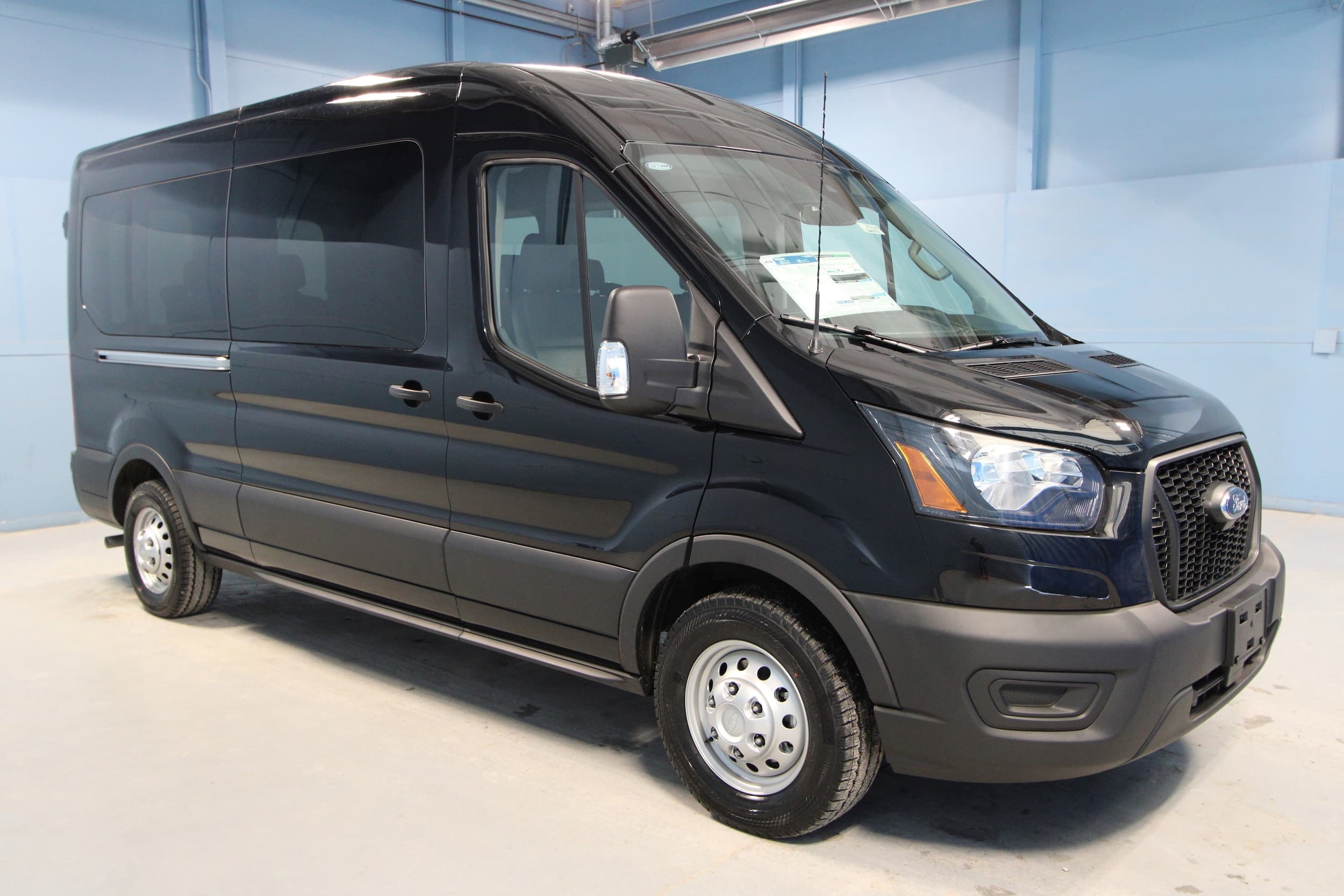 Foto de 2025 Ford Transit-350 Passenger XL