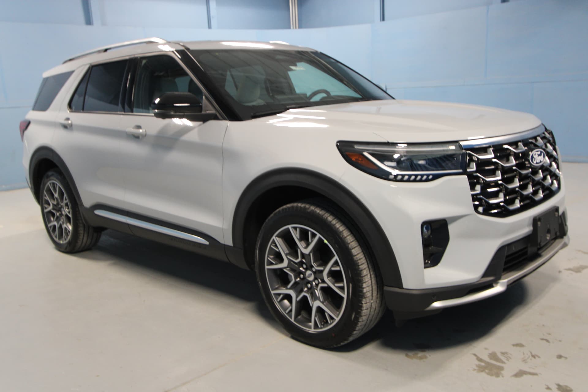 2027 Ford Explorer Platinum — photo 1 of 44