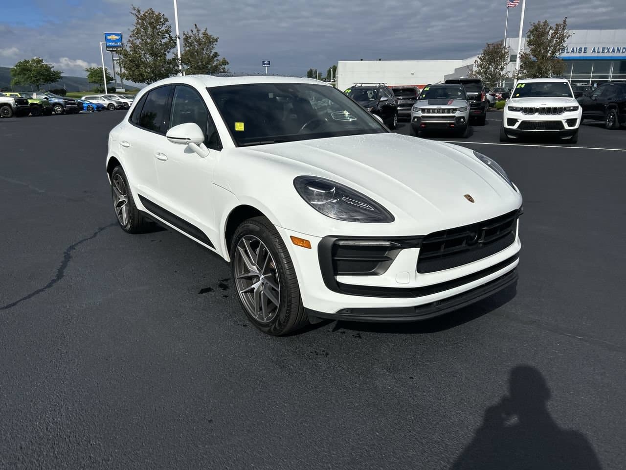 2025 Porsche Macan Base — photo 1 of 30