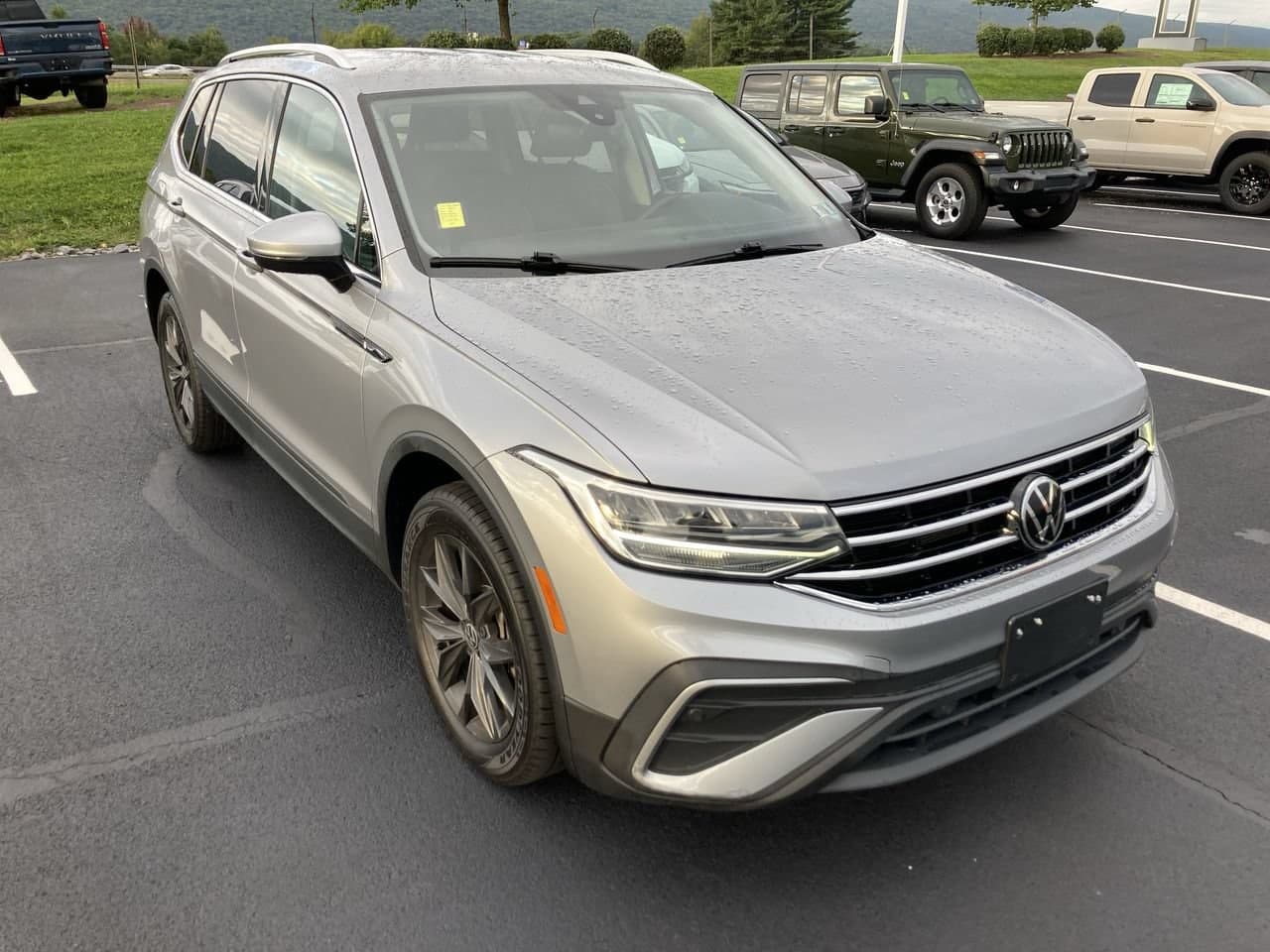 2024 Volkswagen Tiguan SE — photo 1 of 13