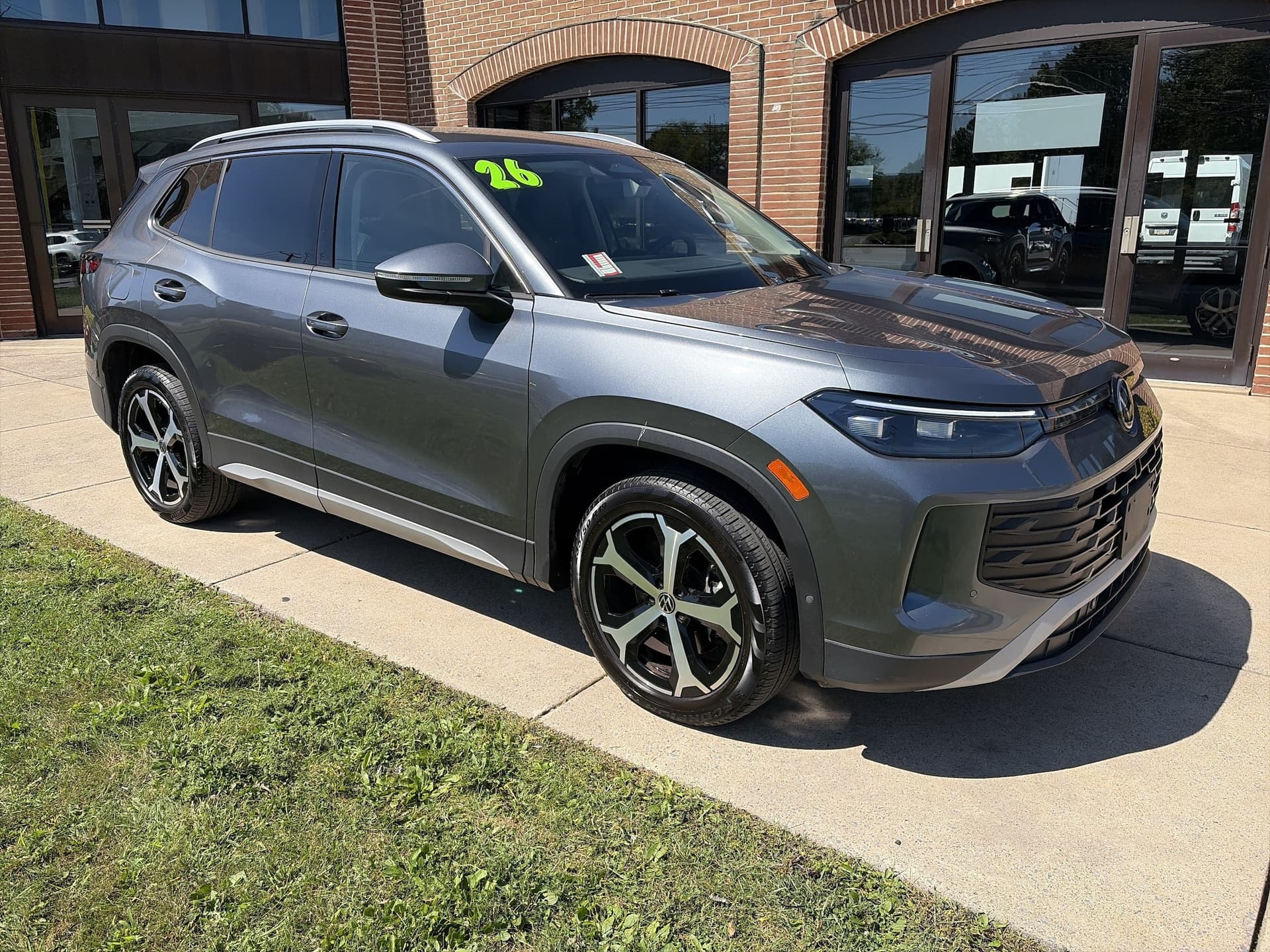 2026 Volkswagen Tiguan SE — photo 1 of 33