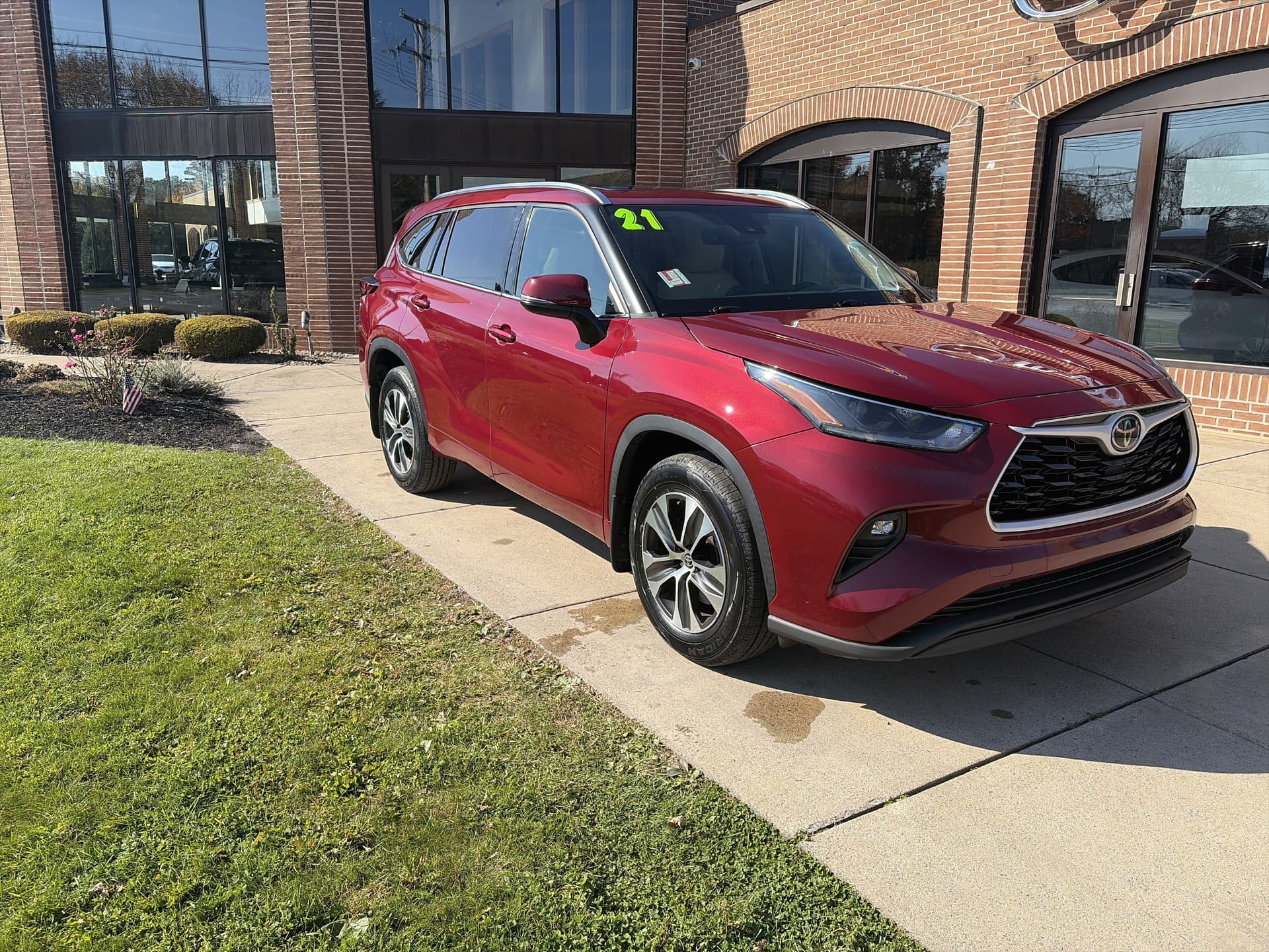 2021 Toyota Highlander XLE — photo 1 of 31