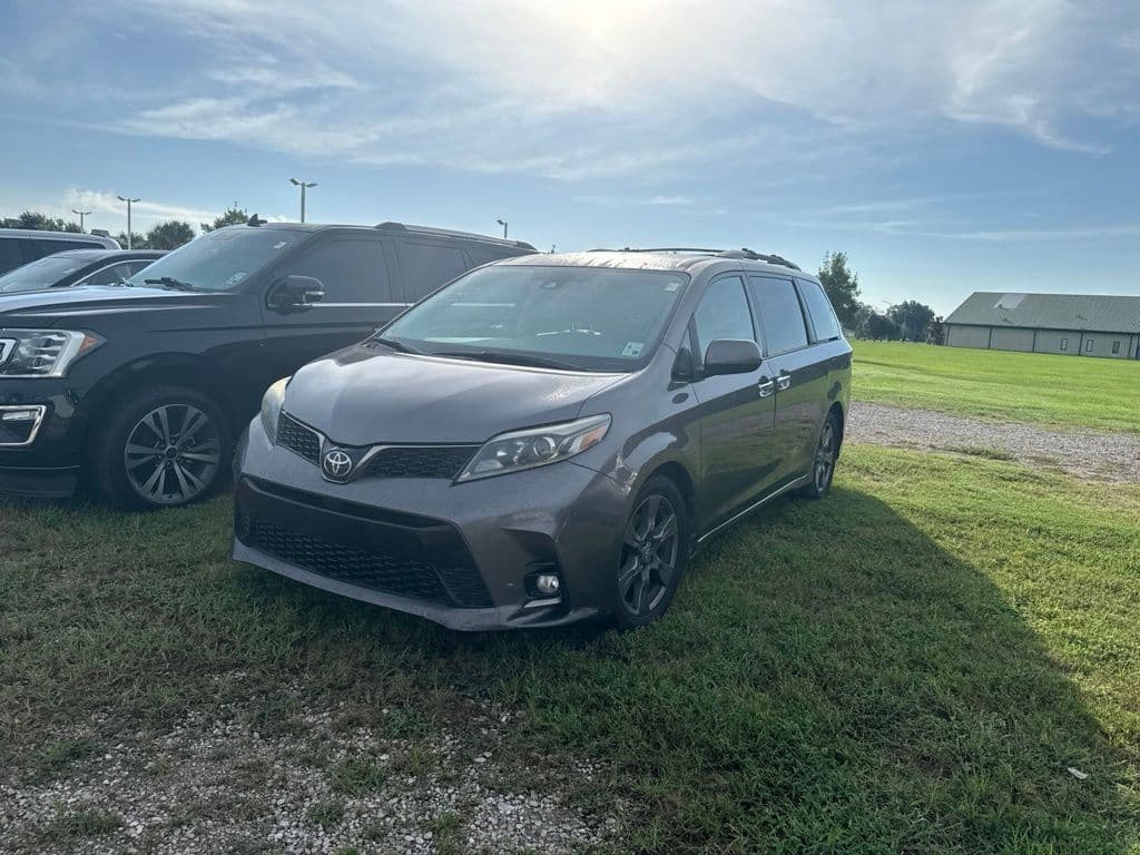 2018 Toyota Sienna SE — photo 1 of 9