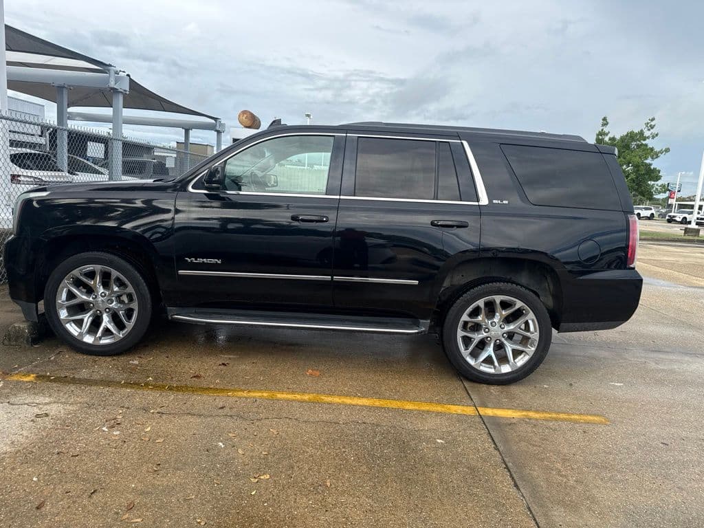 2018 GMC Yukon SLE — photo 1 of 8