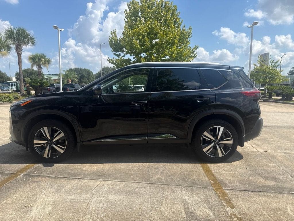 2022 Nissan Rogue Platinum — photo 1 of 10