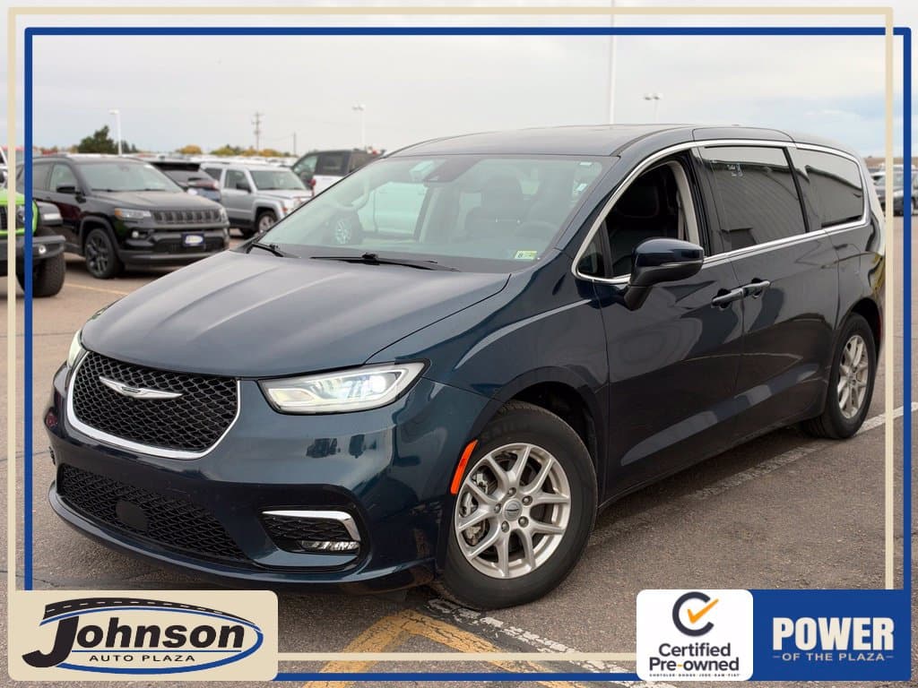 2023 Chrysler Pacifica Touring L — photo 1 of 5